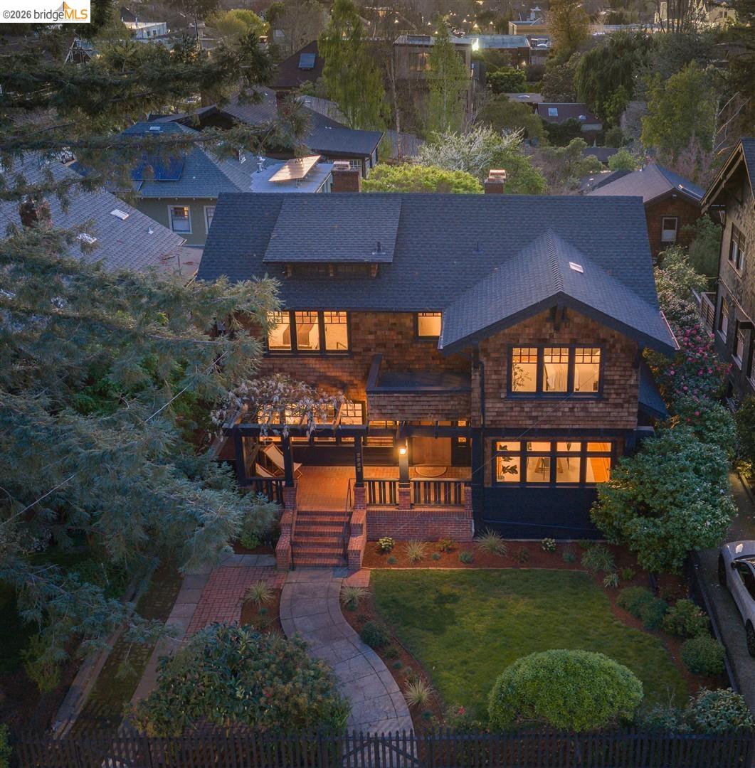 Detail Gallery Image 4 of 60 For 2962 Piedmont Ave, Berkeley,  CA 94705 - 3 Beds | 2/1 Baths