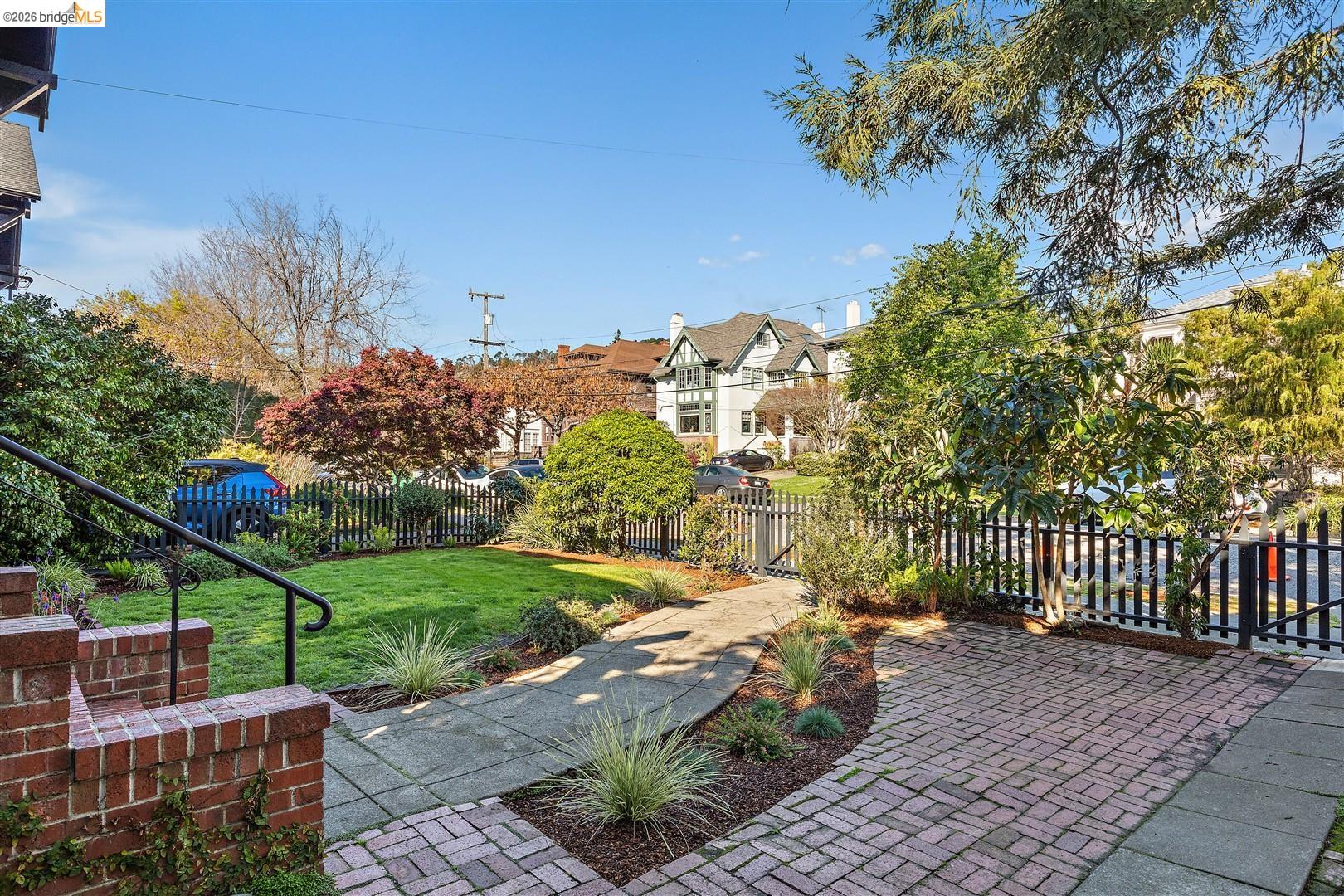 Detail Gallery Image 5 of 60 For 2962 Piedmont Ave, Berkeley,  CA 94705 - 3 Beds | 2/1 Baths