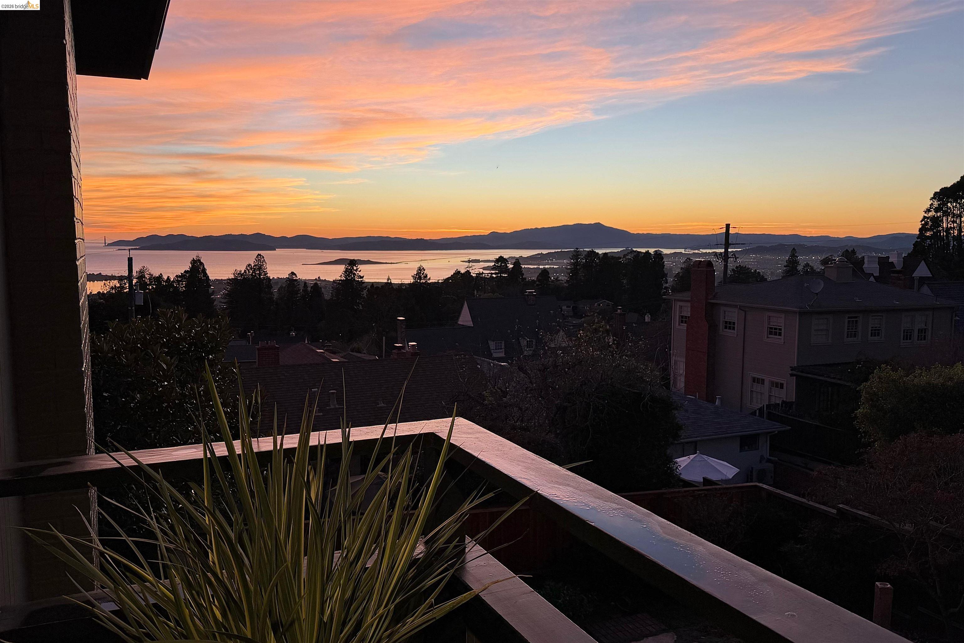 Detail Gallery Image 9 of 59 For 148 Highland Blvd, Kensington,  CA 94708 - 4 Beds | 3 Baths