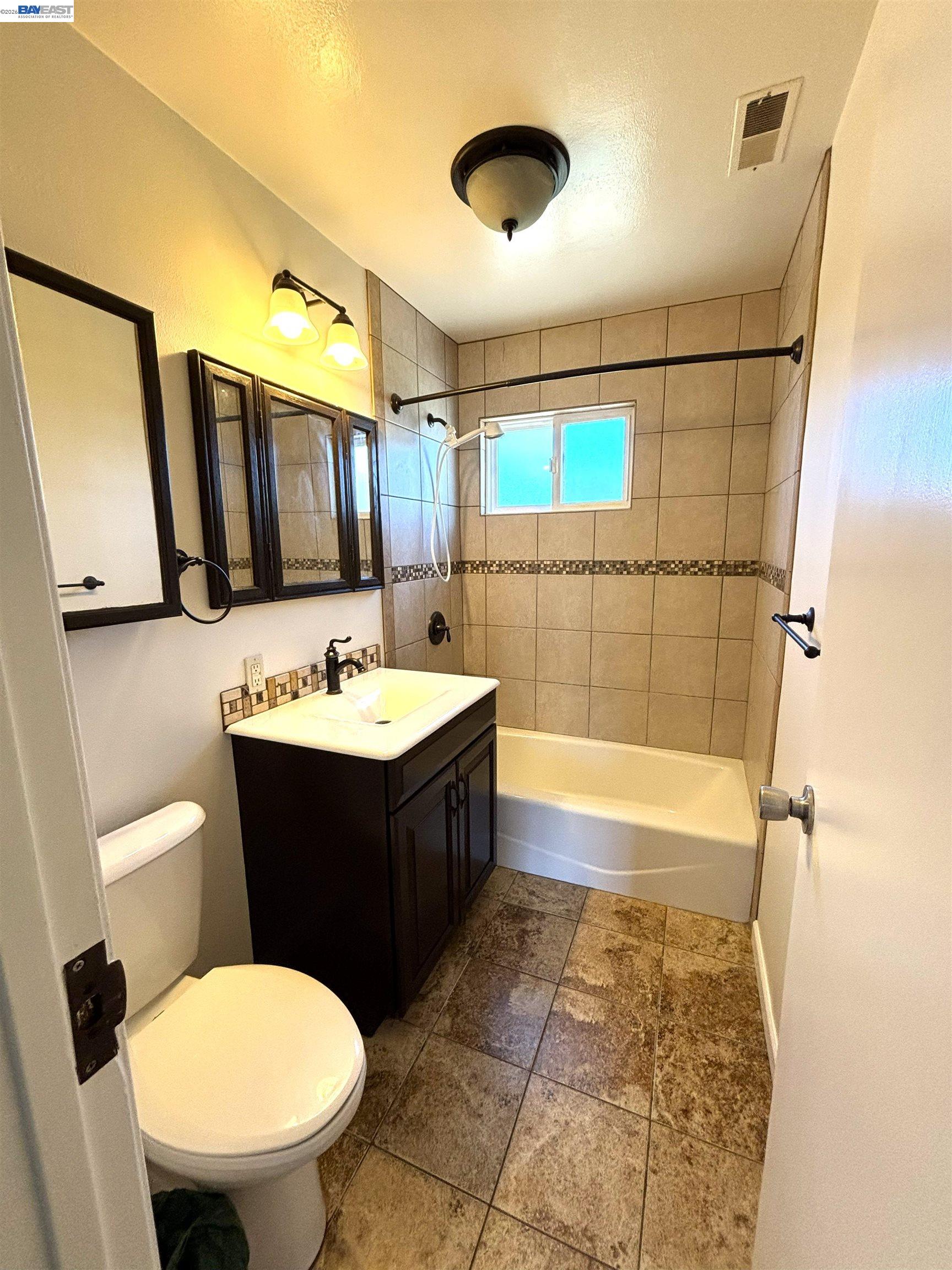 Detail Gallery Image 5 of 15 For 8578 Deervale Rd, Dublin,  CA 94568 - 3 Beds | 2 Baths