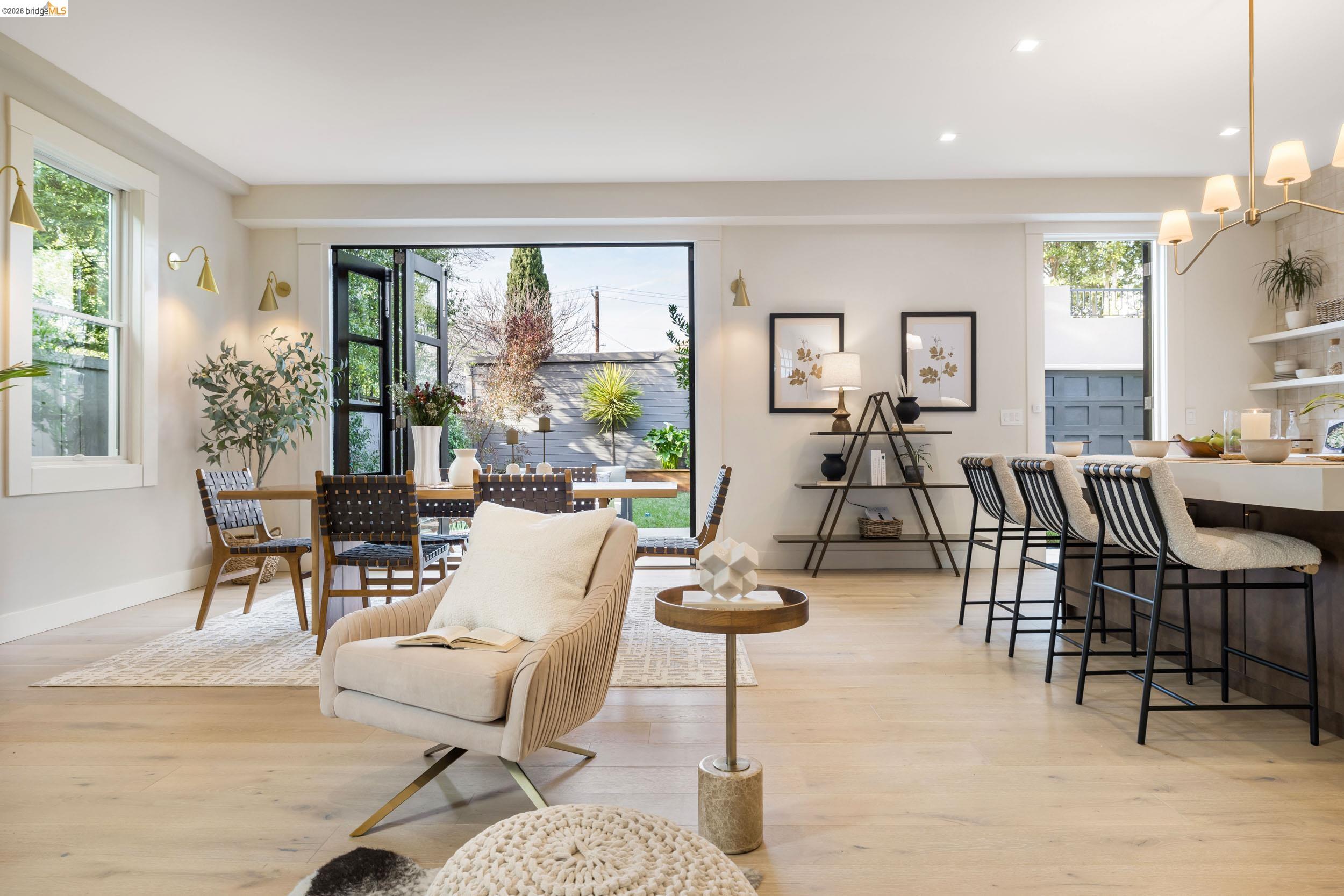 Detail Gallery Image 12 of 49 For 636 56th St, Oakland,  CA 94609 - 4 Beds | 3/1 Baths