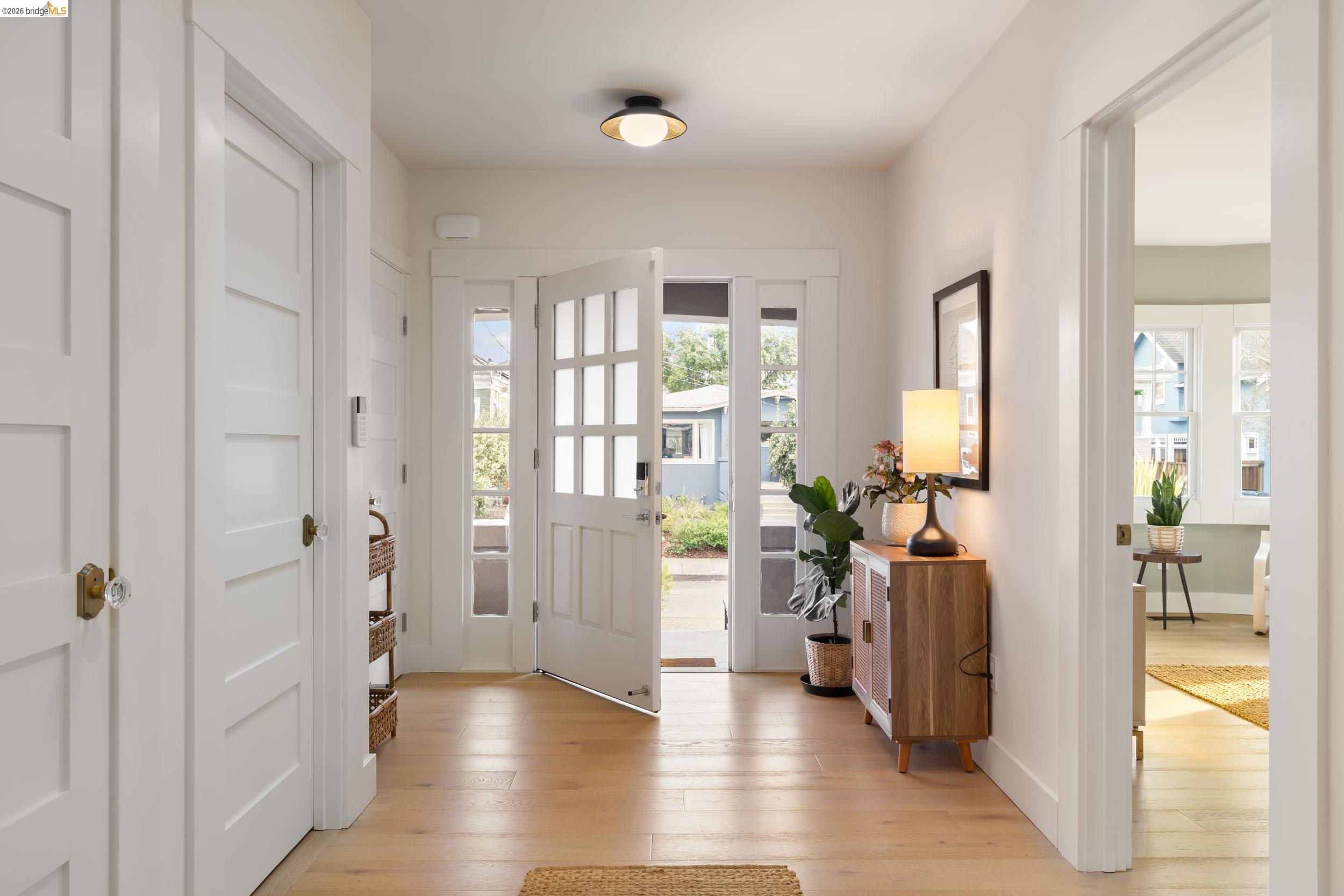 Detail Gallery Image 3 of 49 For 636 56th St, Oakland,  CA 94609 - 4 Beds | 3/1 Baths