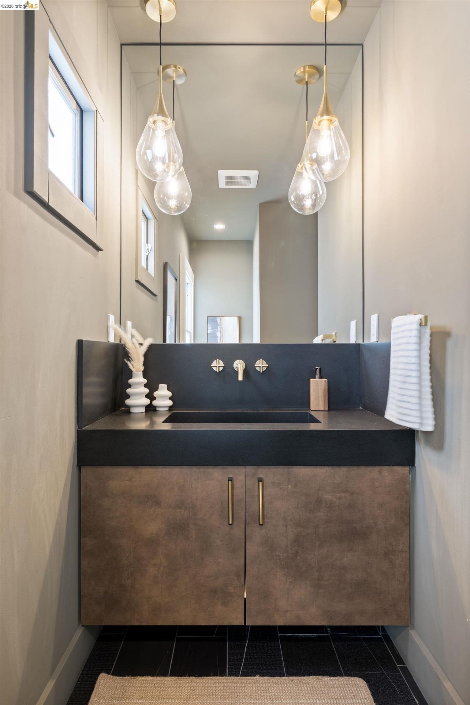 Detail Gallery Image 4 of 49 For 636 56th St, Oakland,  CA 94609 - 4 Beds | 3/1 Baths