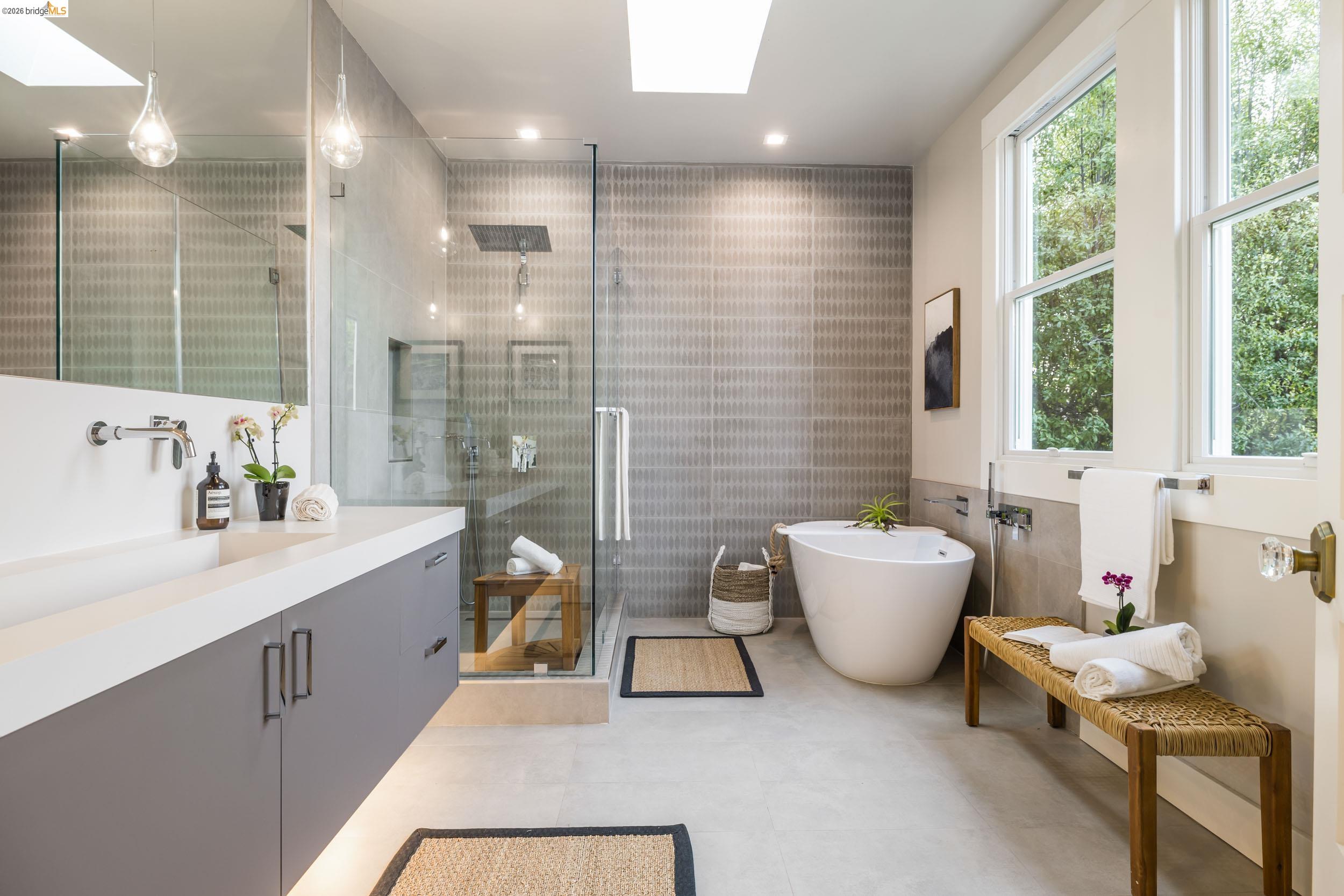 Detail Gallery Image 33 of 49 For 636 56th St, Oakland,  CA 94609 - 4 Beds | 3/1 Baths