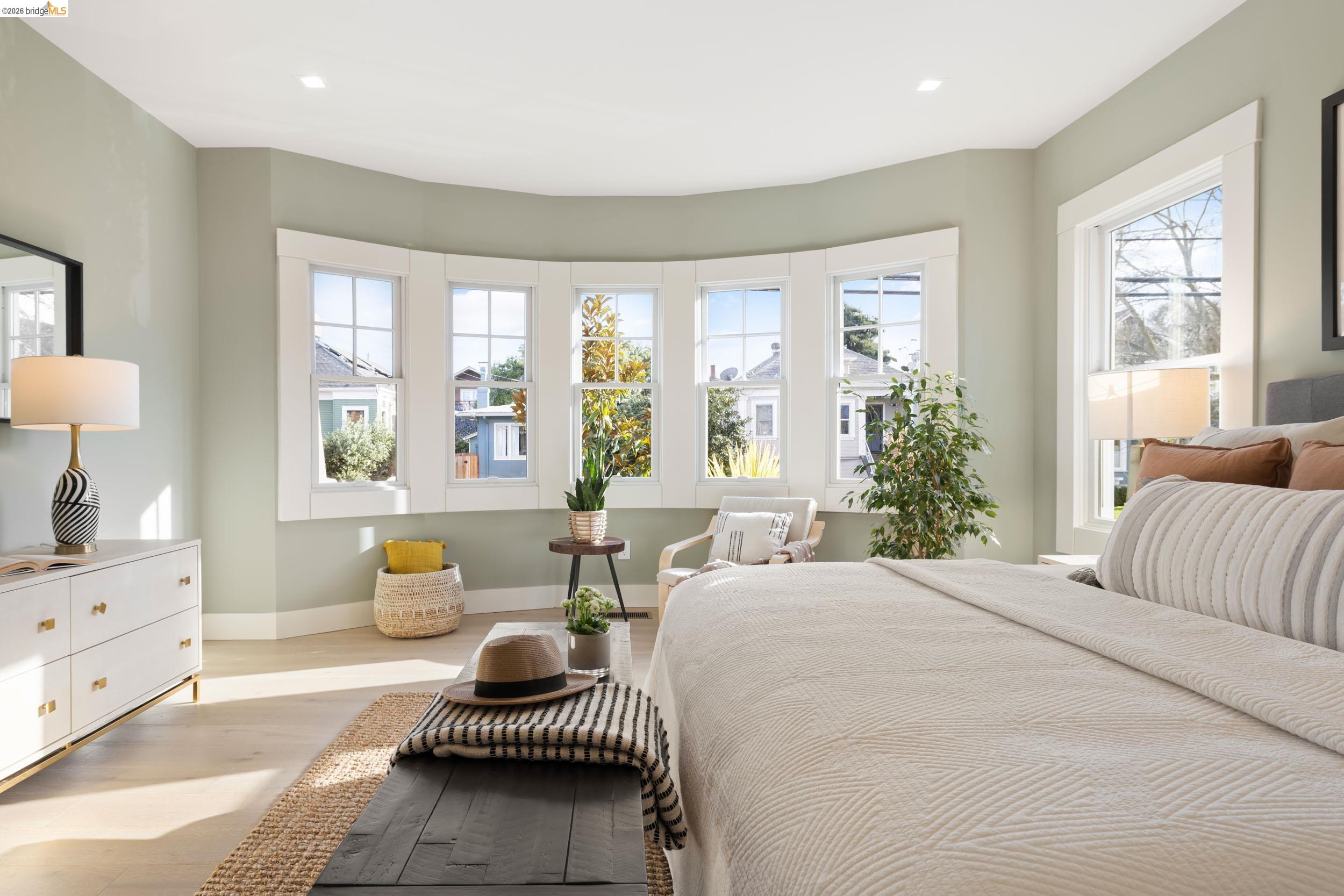 Detail Gallery Image 6 of 49 For 636 56th St, Oakland,  CA 94609 - 4 Beds | 3/1 Baths