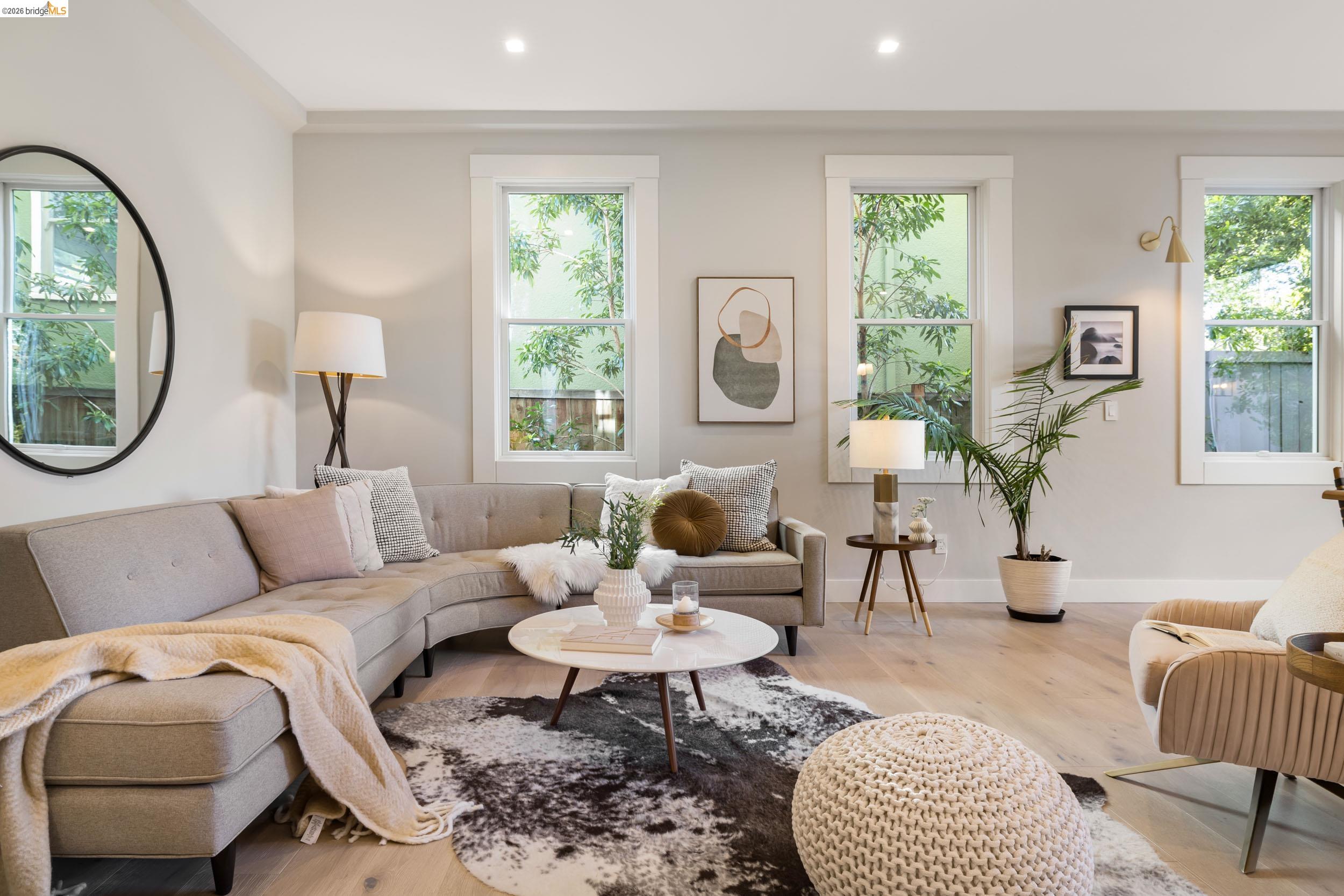 Detail Gallery Image 9 of 49 For 636 56th St, Oakland,  CA 94609 - 4 Beds | 3/1 Baths