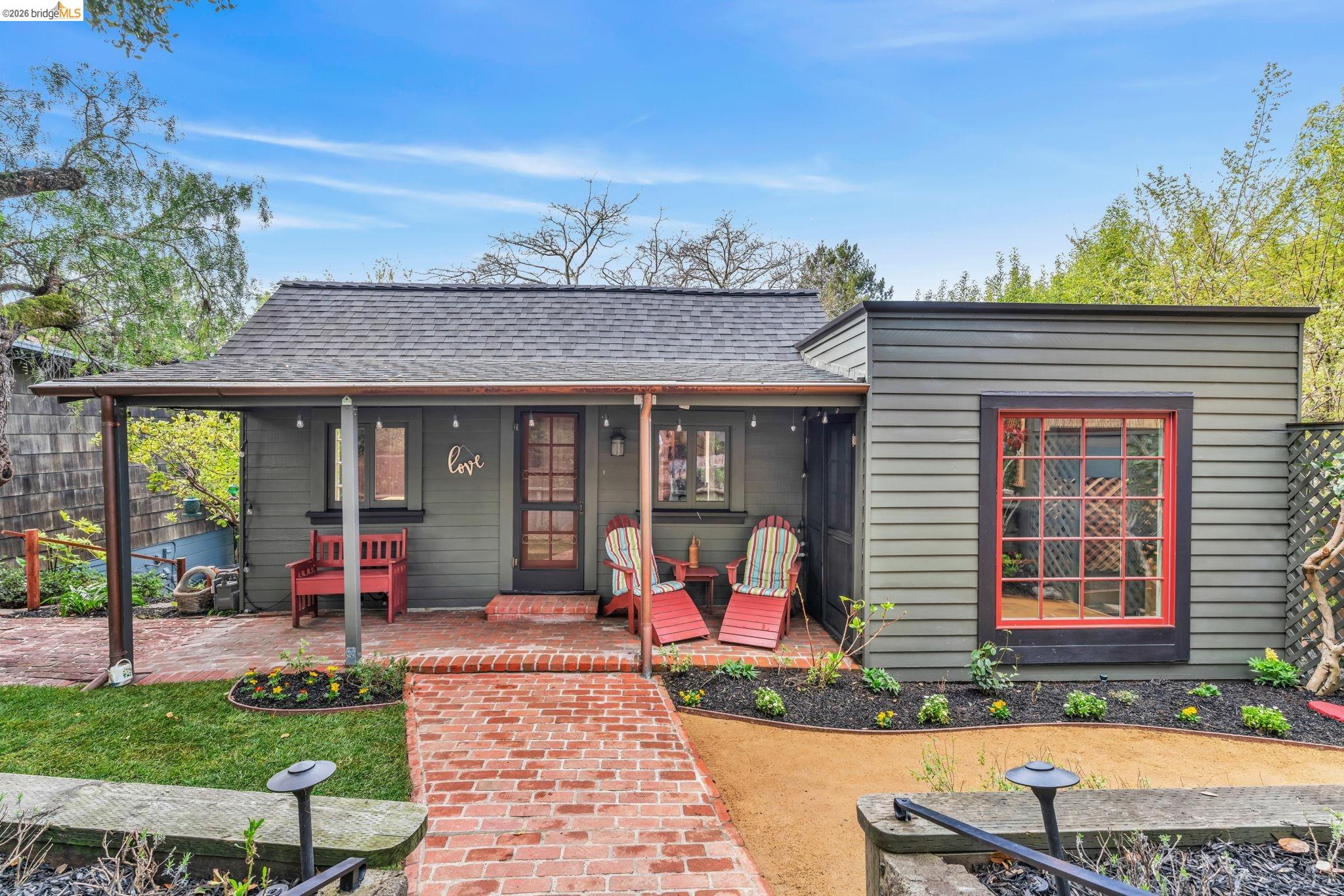 Detail Gallery Image 2 of 45 For 1101 Mountain Blvd, Oakland,  CA 94611 - 2 Beds | 1 Baths