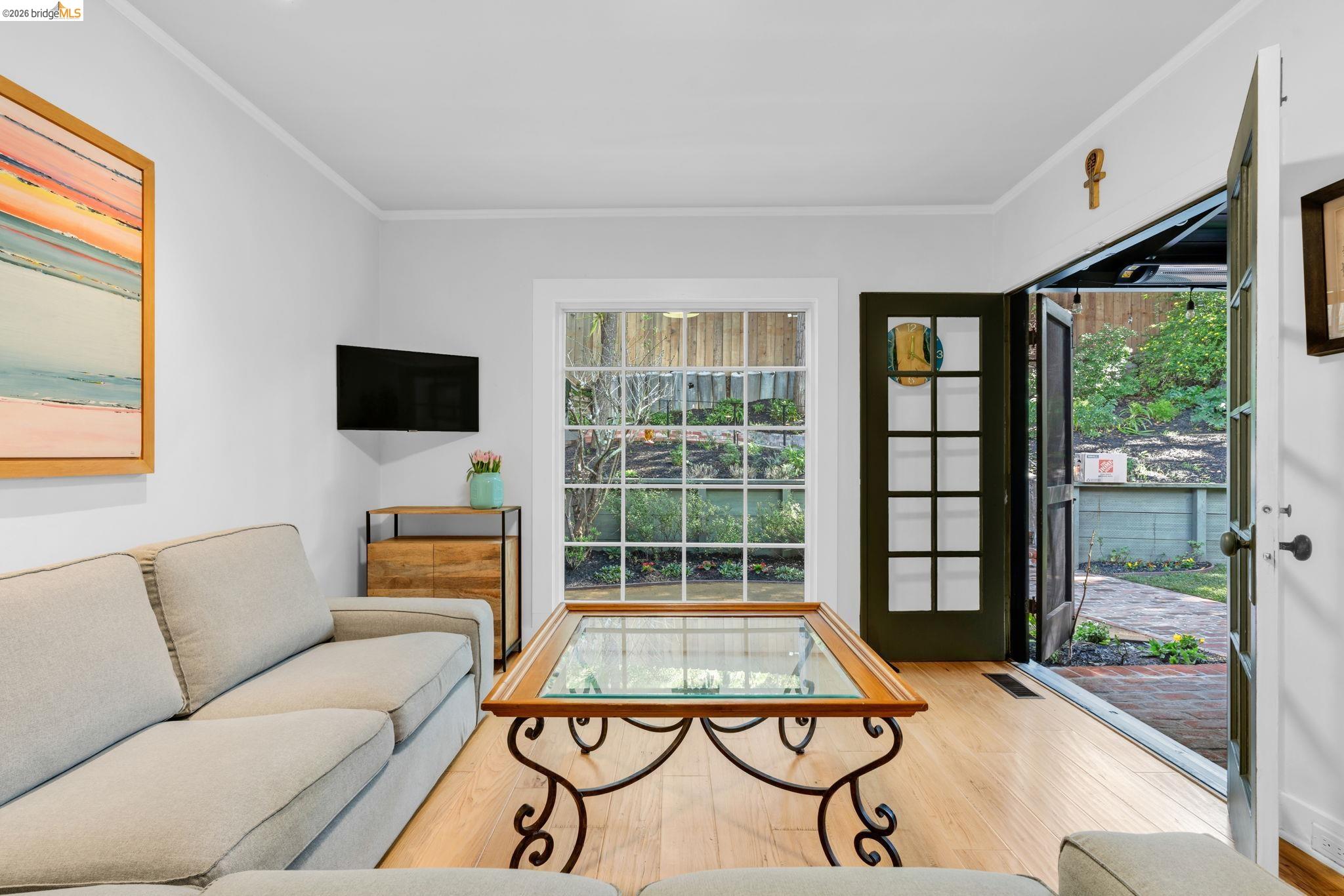 Detail Gallery Image 13 of 45 For 1101 Mountain Blvd, Oakland,  CA 94611 - 2 Beds | 1 Baths