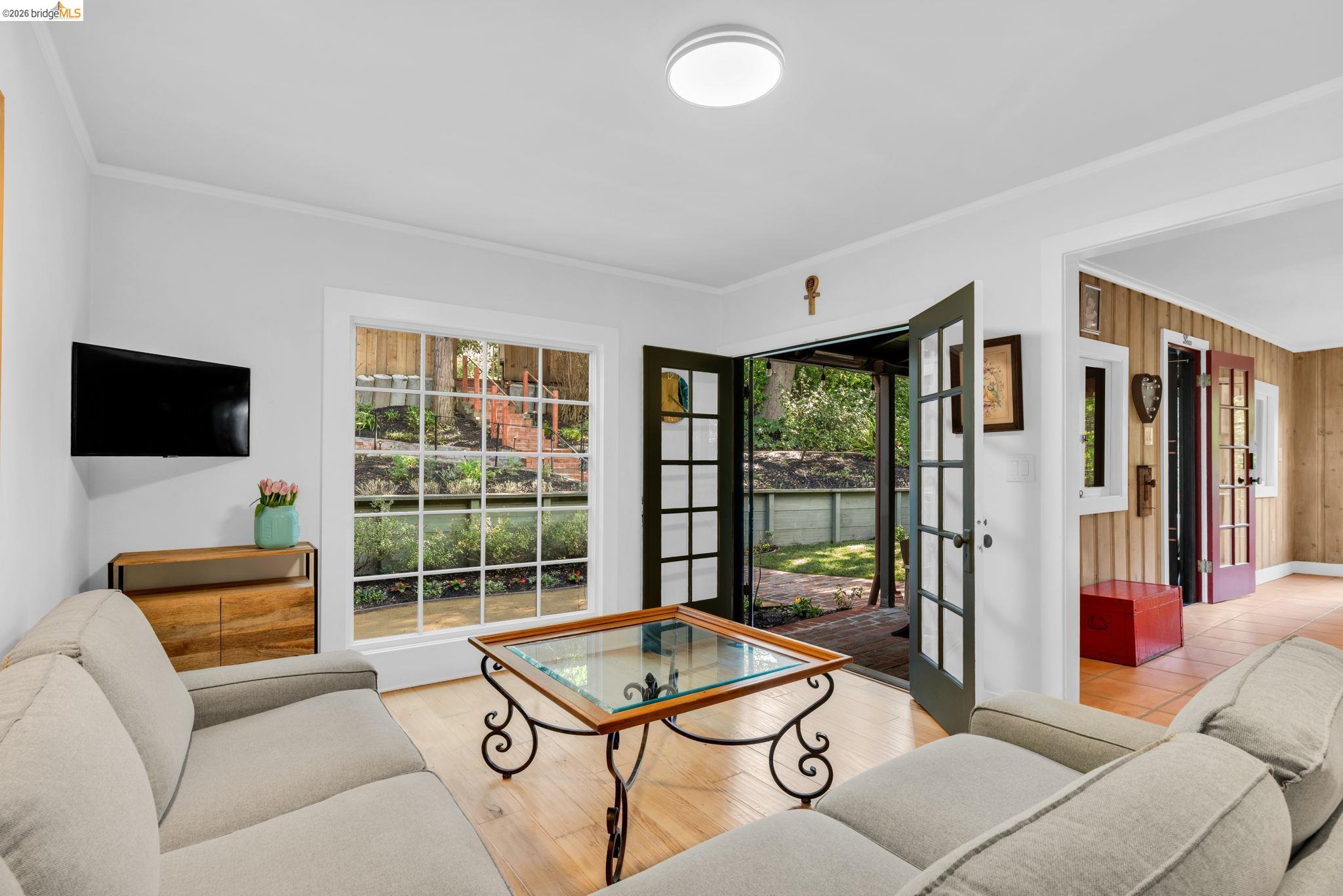 Detail Gallery Image 14 of 45 For 1101 Mountain Blvd, Oakland,  CA 94611 - 2 Beds | 1 Baths