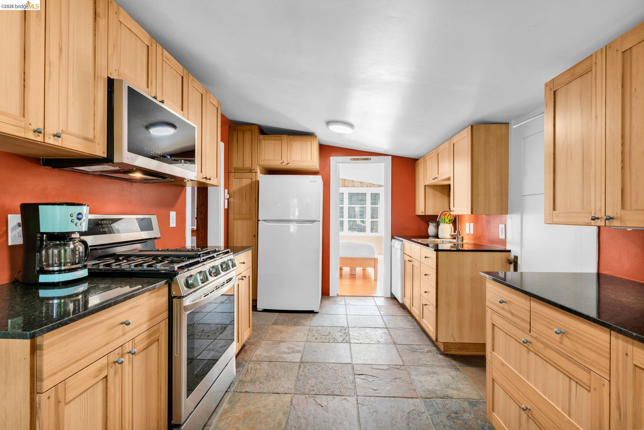 Detail Gallery Image 16 of 45 For 1101 Mountain Blvd, Oakland,  CA 94611 - 2 Beds | 1 Baths