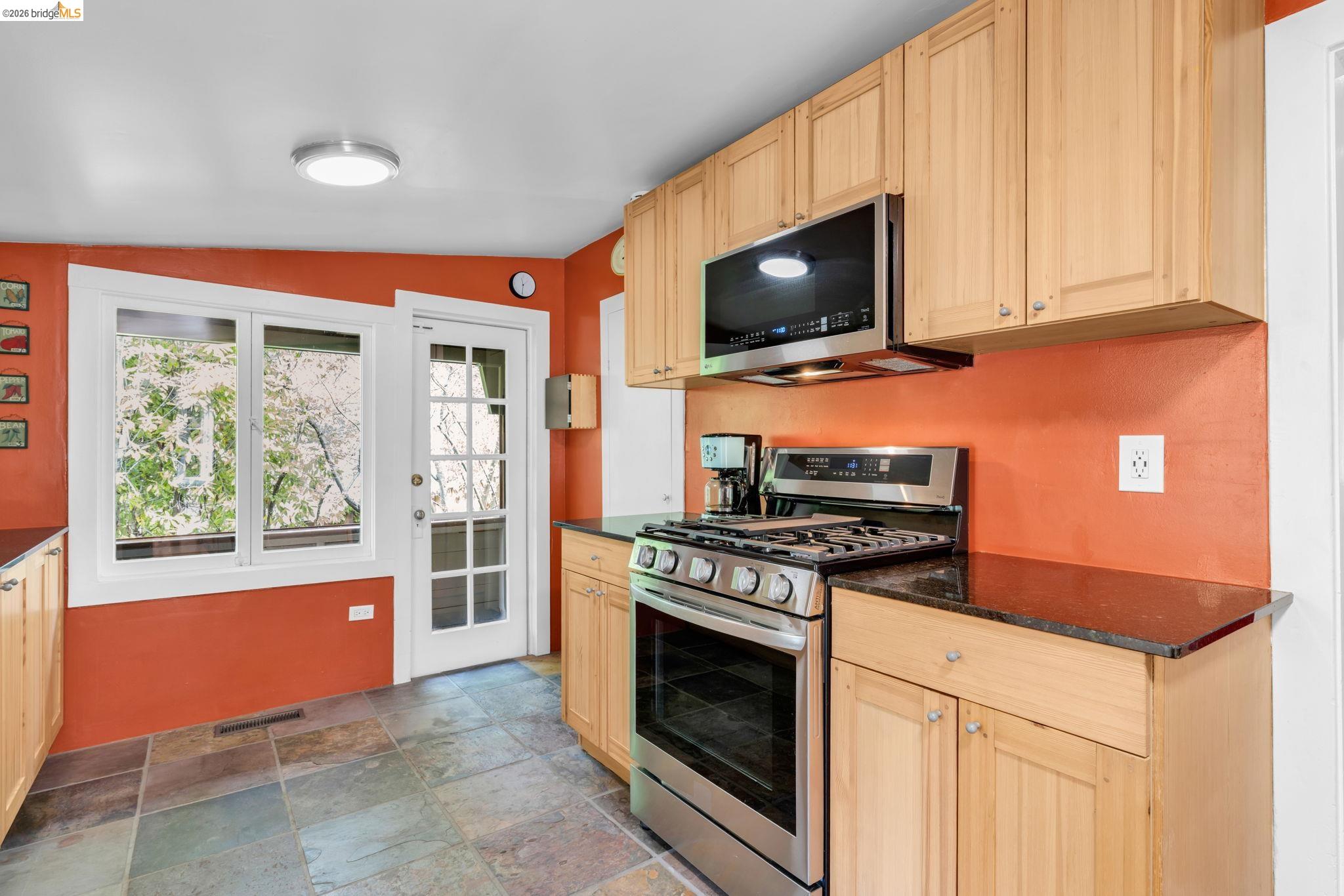 Detail Gallery Image 17 of 45 For 1101 Mountain Blvd, Oakland,  CA 94611 - 2 Beds | 1 Baths