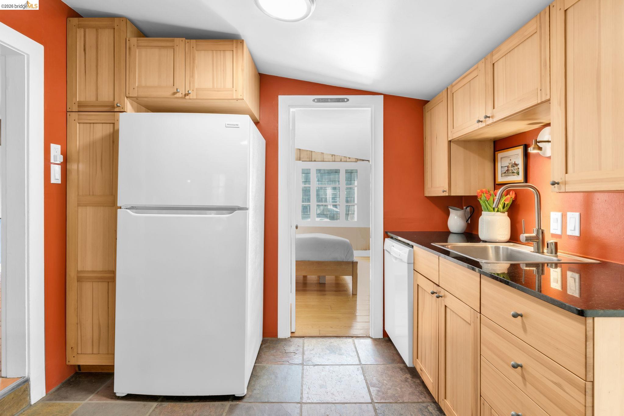 Detail Gallery Image 18 of 45 For 1101 Mountain Blvd, Oakland,  CA 94611 - 2 Beds | 1 Baths