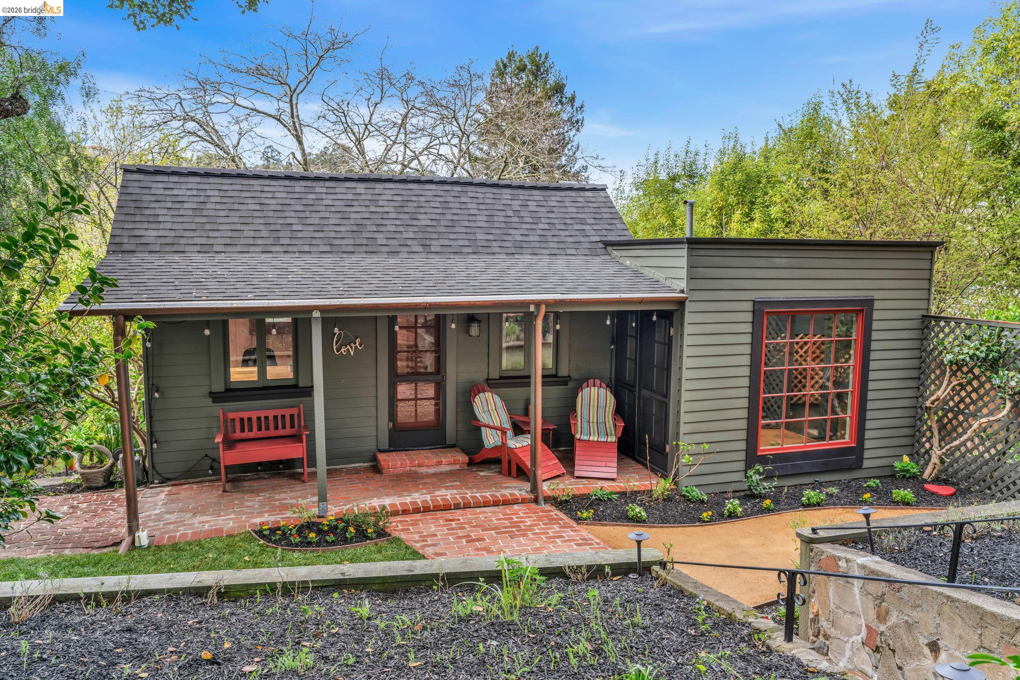 Detail Gallery Image 3 of 45 For 1101 Mountain Blvd, Oakland,  CA 94611 - 2 Beds | 1 Baths