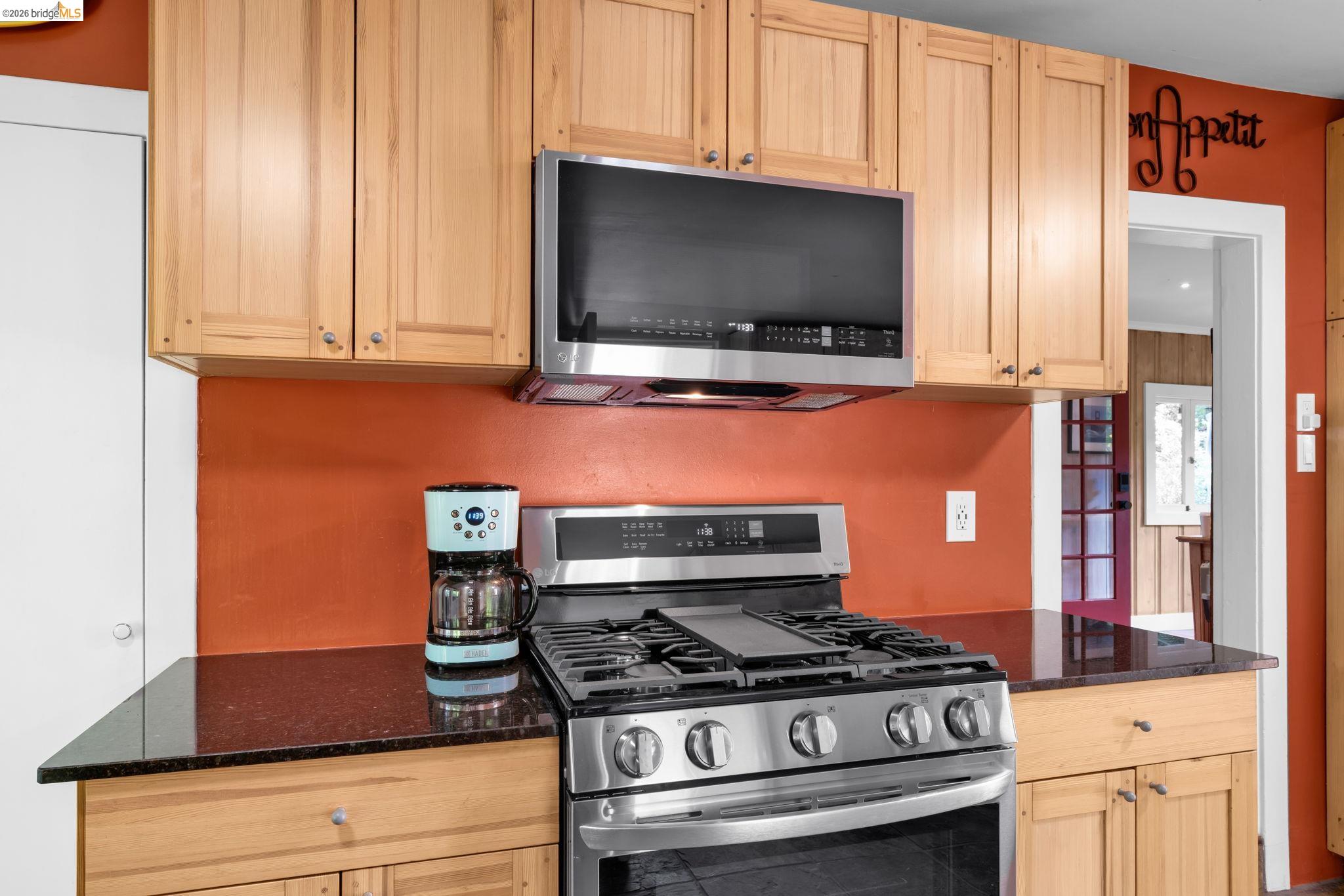 Detail Gallery Image 21 of 45 For 1101 Mountain Blvd, Oakland,  CA 94611 - 2 Beds | 1 Baths