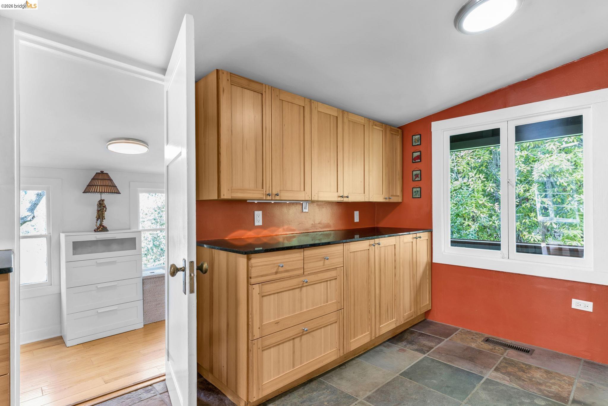 Detail Gallery Image 22 of 45 For 1101 Mountain Blvd, Oakland,  CA 94611 - 2 Beds | 1 Baths