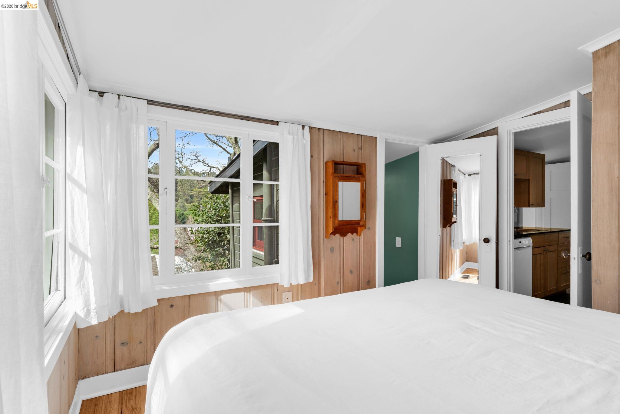 Detail Gallery Image 24 of 45 For 1101 Mountain Blvd, Oakland,  CA 94611 - 2 Beds | 1 Baths