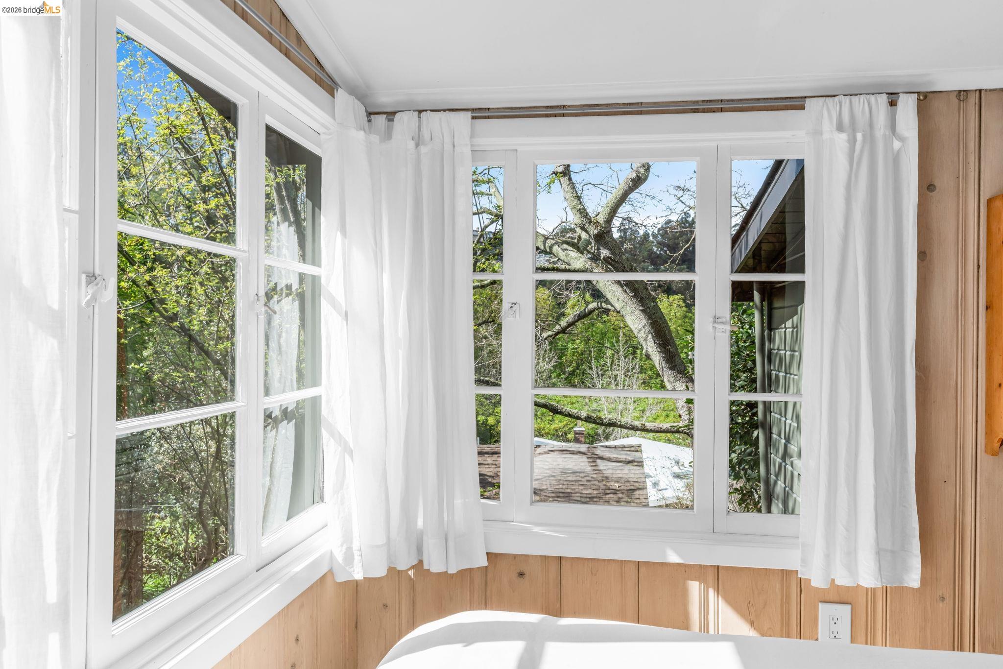 Detail Gallery Image 25 of 45 For 1101 Mountain Blvd, Oakland,  CA 94611 - 2 Beds | 1 Baths