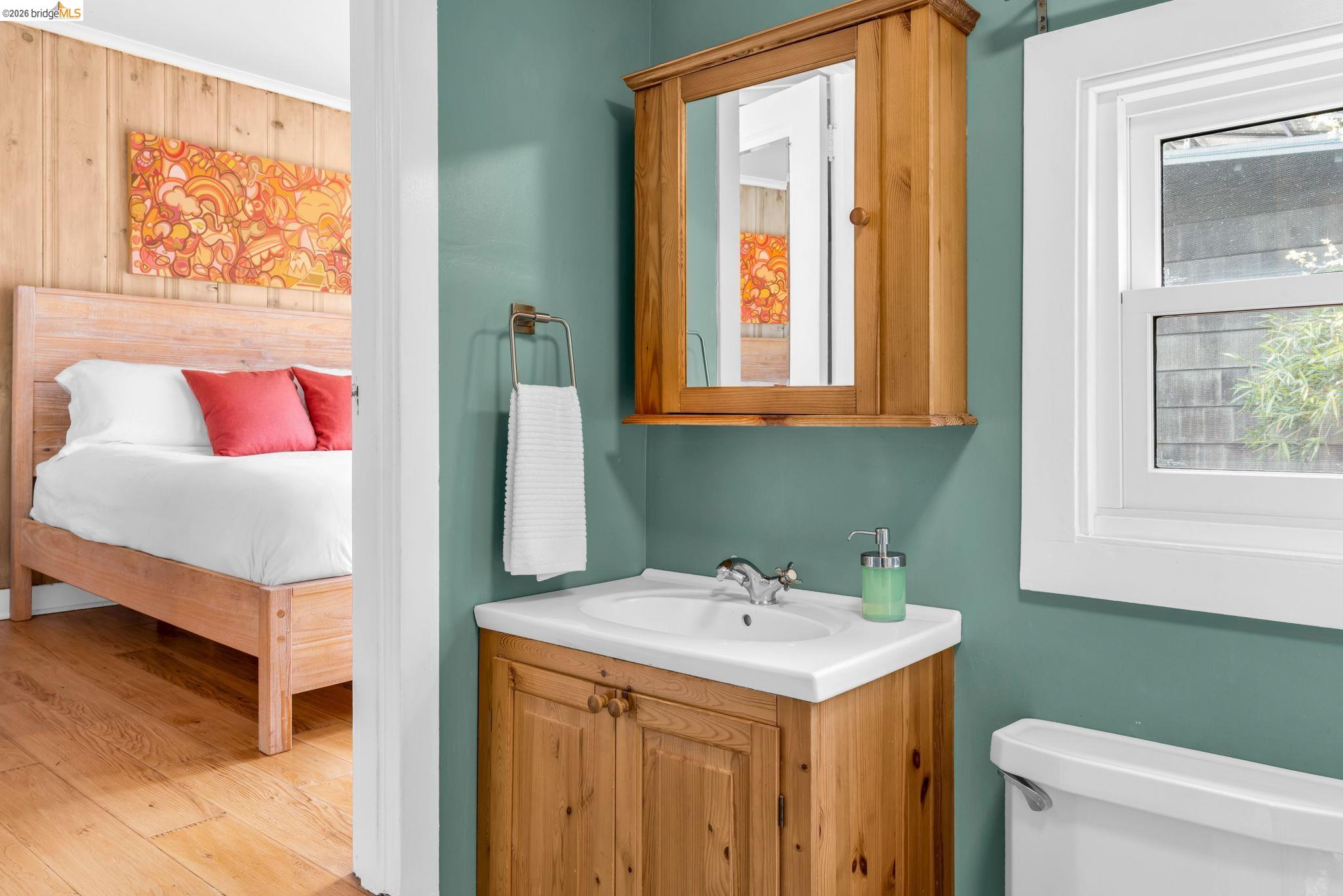 Detail Gallery Image 27 of 45 For 1101 Mountain Blvd, Oakland,  CA 94611 - 2 Beds | 1 Baths