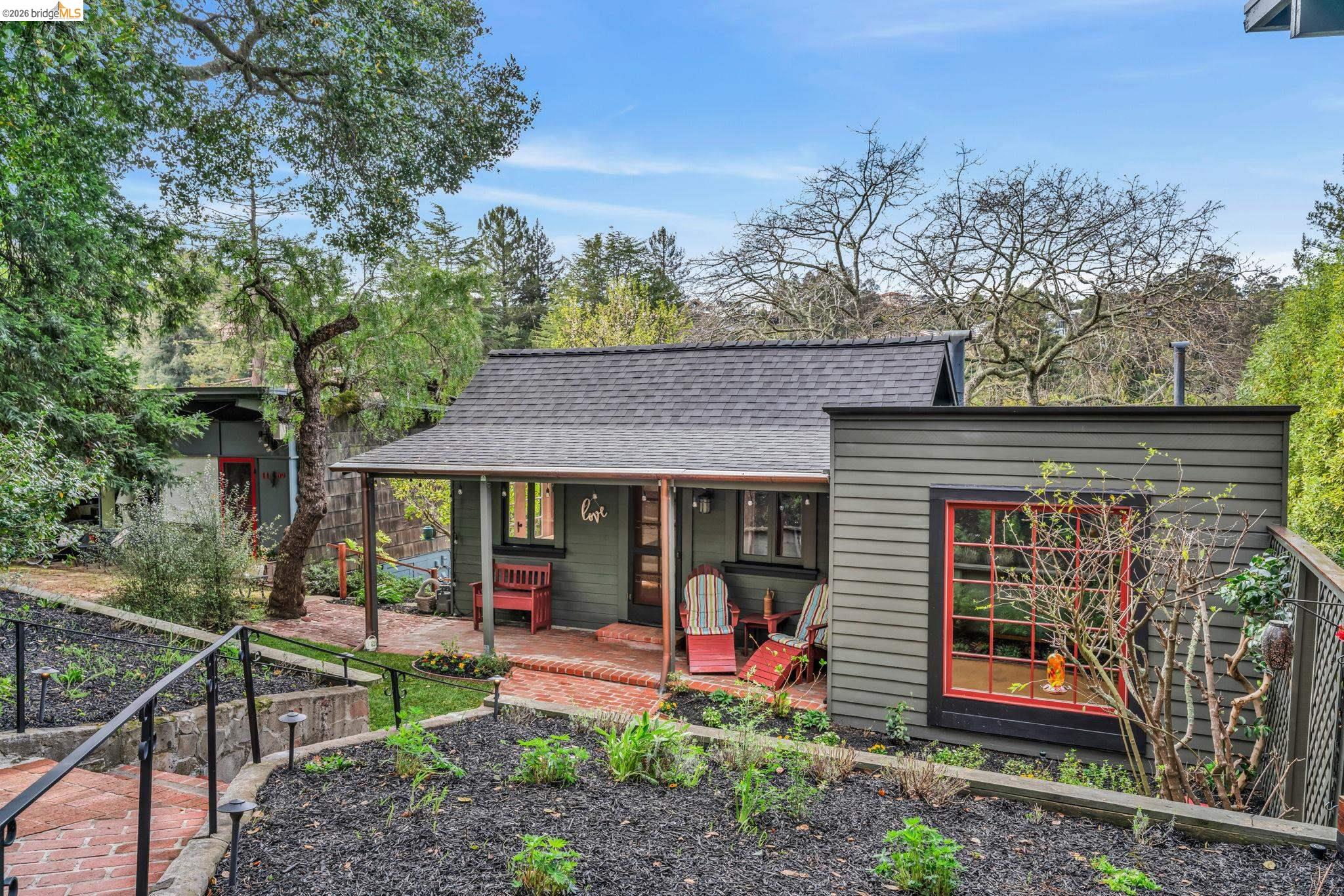 Detail Gallery Image 4 of 45 For 1101 Mountain Blvd, Oakland,  CA 94611 - 2 Beds | 1 Baths