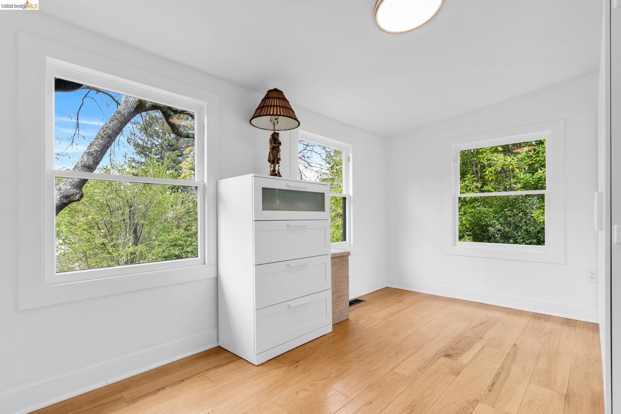 Detail Gallery Image 31 of 45 For 1101 Mountain Blvd, Oakland,  CA 94611 - 2 Beds | 1 Baths