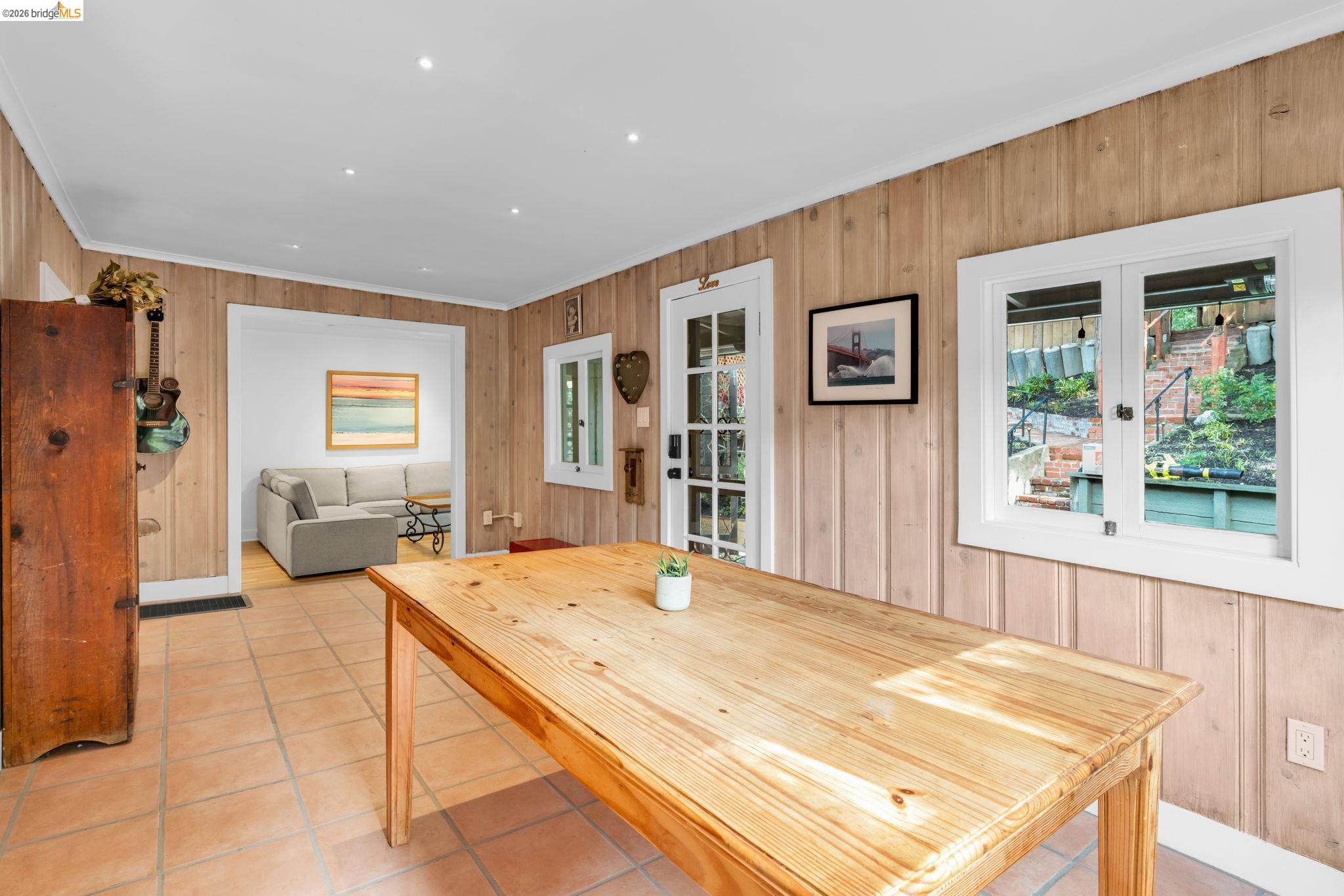 Detail Gallery Image 9 of 45 For 1101 Mountain Blvd, Oakland,  CA 94611 - 2 Beds | 1 Baths