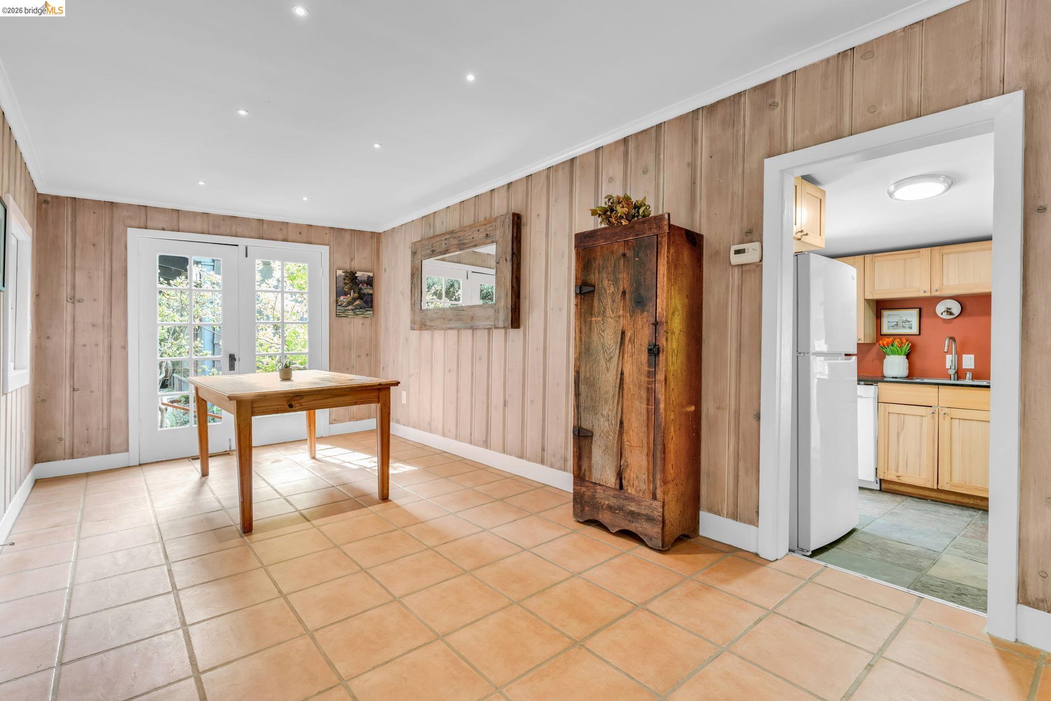 Detail Gallery Image 10 of 45 For 1101 Mountain Blvd, Oakland,  CA 94611 - 2 Beds | 1 Baths