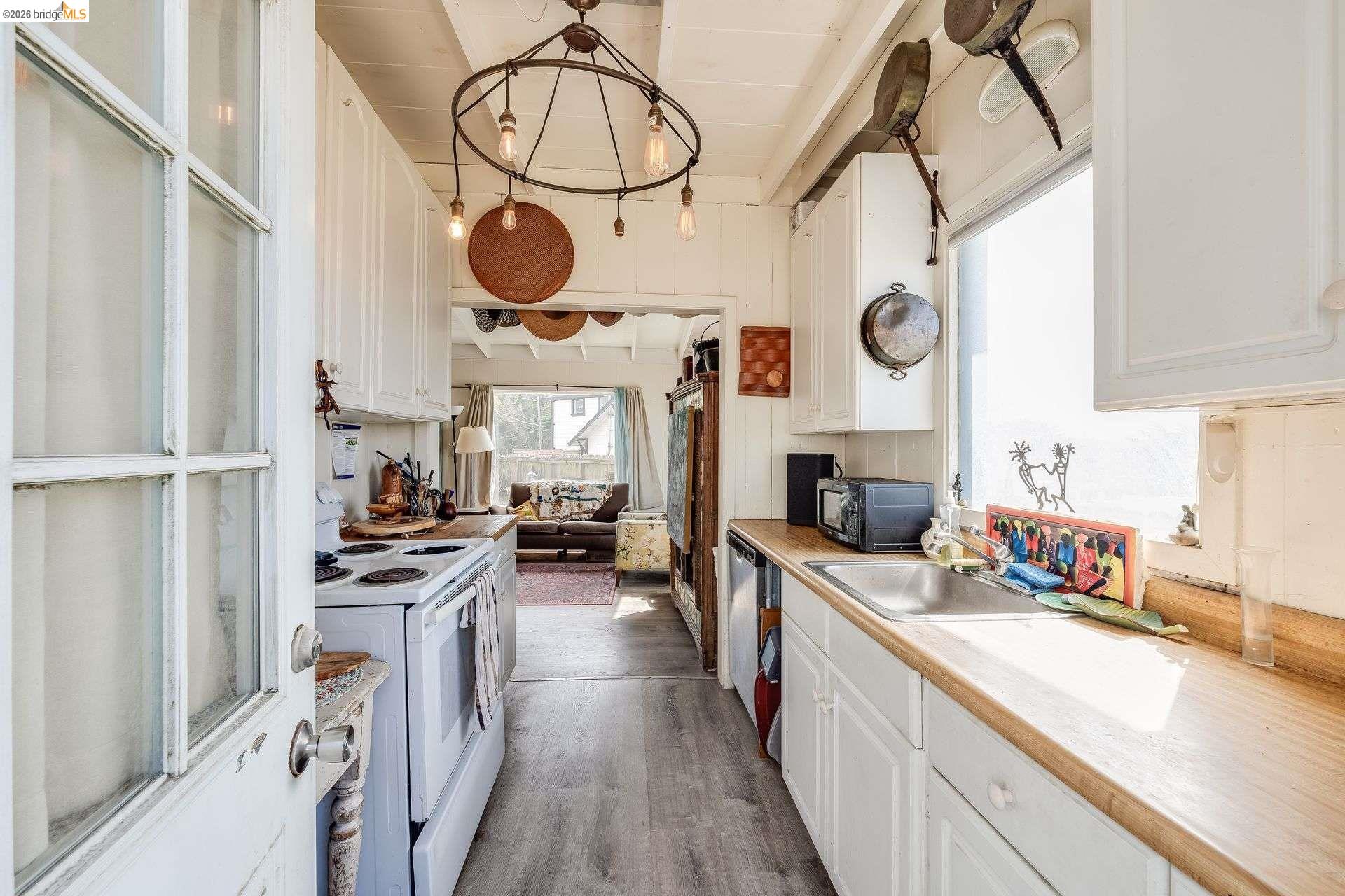 Detail Gallery Image 3 of 26 For 4 Beach Ave, Dillon Beach,  CA 94929 - 2 Beds | 2 Baths