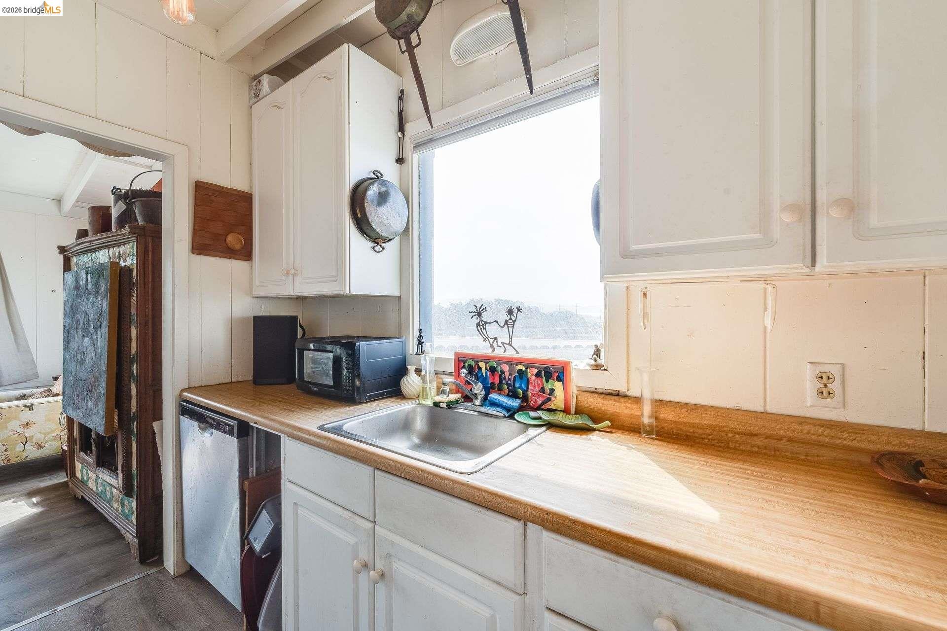 Detail Gallery Image 4 of 26 For 4 Beach Ave, Dillon Beach,  CA 94929 - 2 Beds | 2 Baths