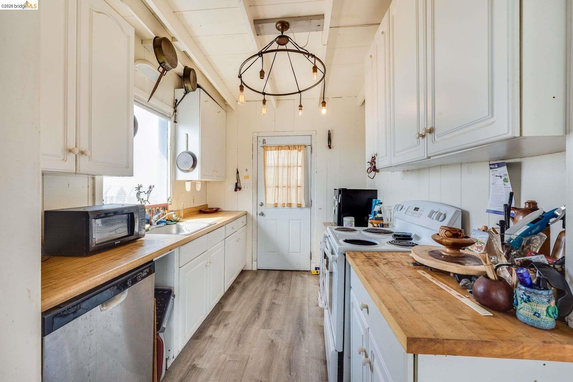 Detail Gallery Image 5 of 26 For 4 Beach Ave, Dillon Beach,  CA 94929 - 2 Beds | 2 Baths