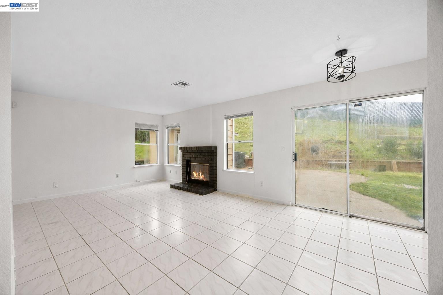 Detail Gallery Image 10 of 29 For 5136 Grass Valley Way, Antioch,  CA 94531 - 3 Beds | 2/1 Baths