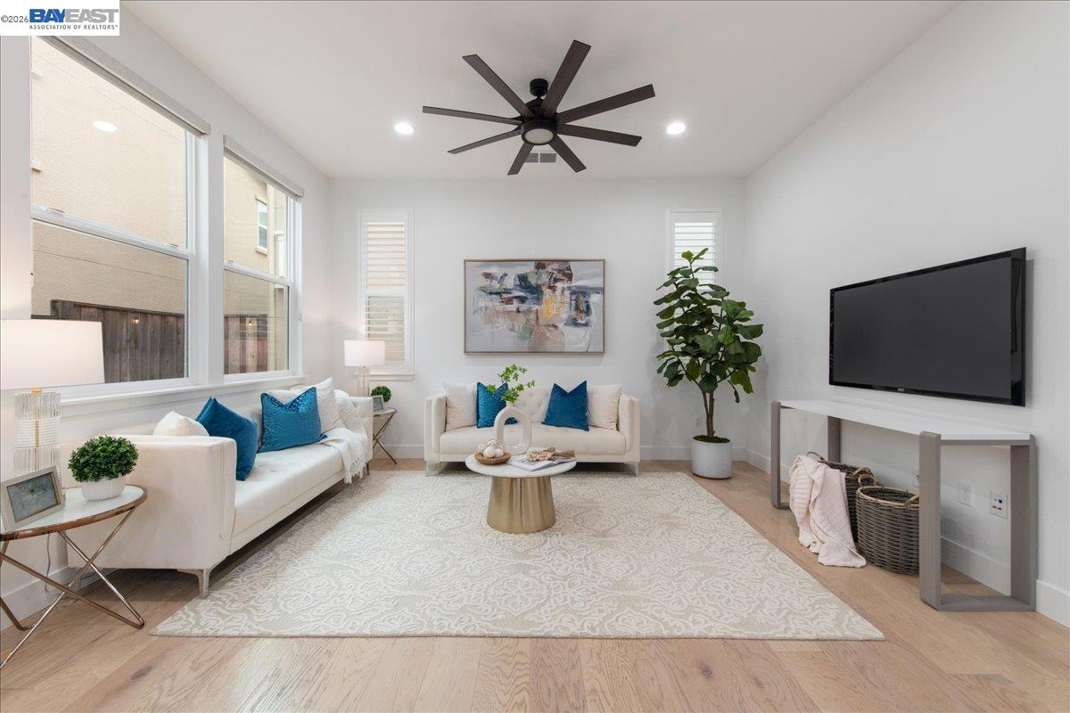 Detail Gallery Image 4 of 38 For 4026 Chalk Hill Way, Dublin,  CA 94568 - 3 Beds | 2/1 Baths