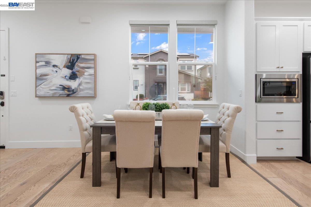 Detail Gallery Image 8 of 38 For 4026 Chalk Hill Way, Dublin,  CA 94568 - 3 Beds | 2/1 Baths