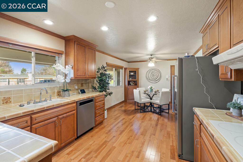 Detail Gallery Image 6 of 57 For 1560 Ayers Rd, Concord,  CA 94521 - 4 Beds | 3 Baths