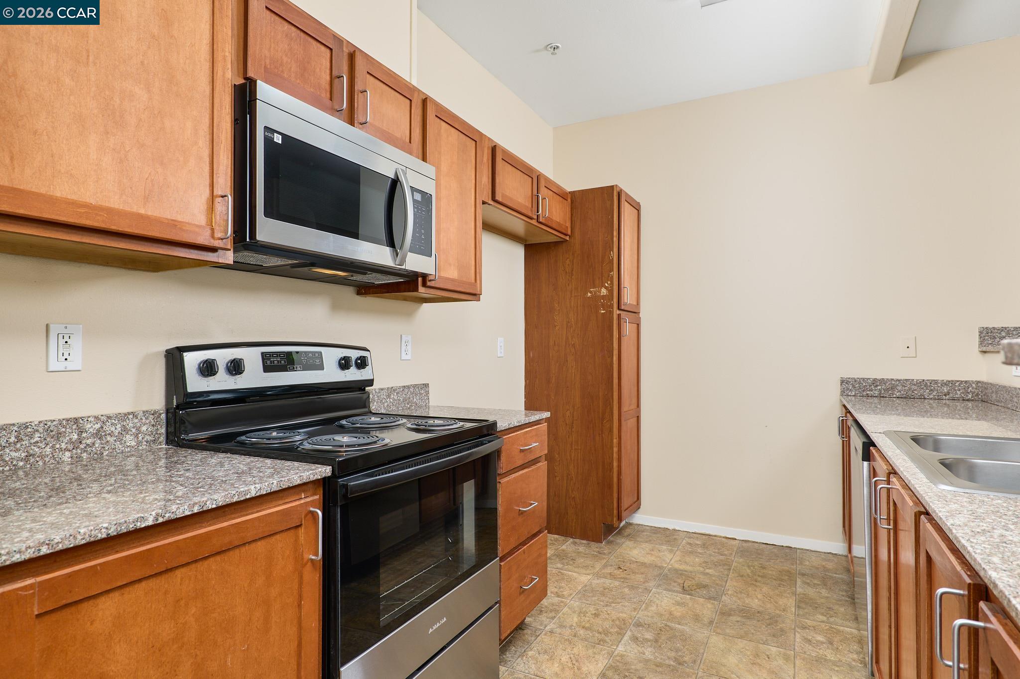 Detail Gallery Image 4 of 16 For 4200 E Commerce Way #312,  Sacramento,  CA 95834 - 3 Beds | 2 Baths