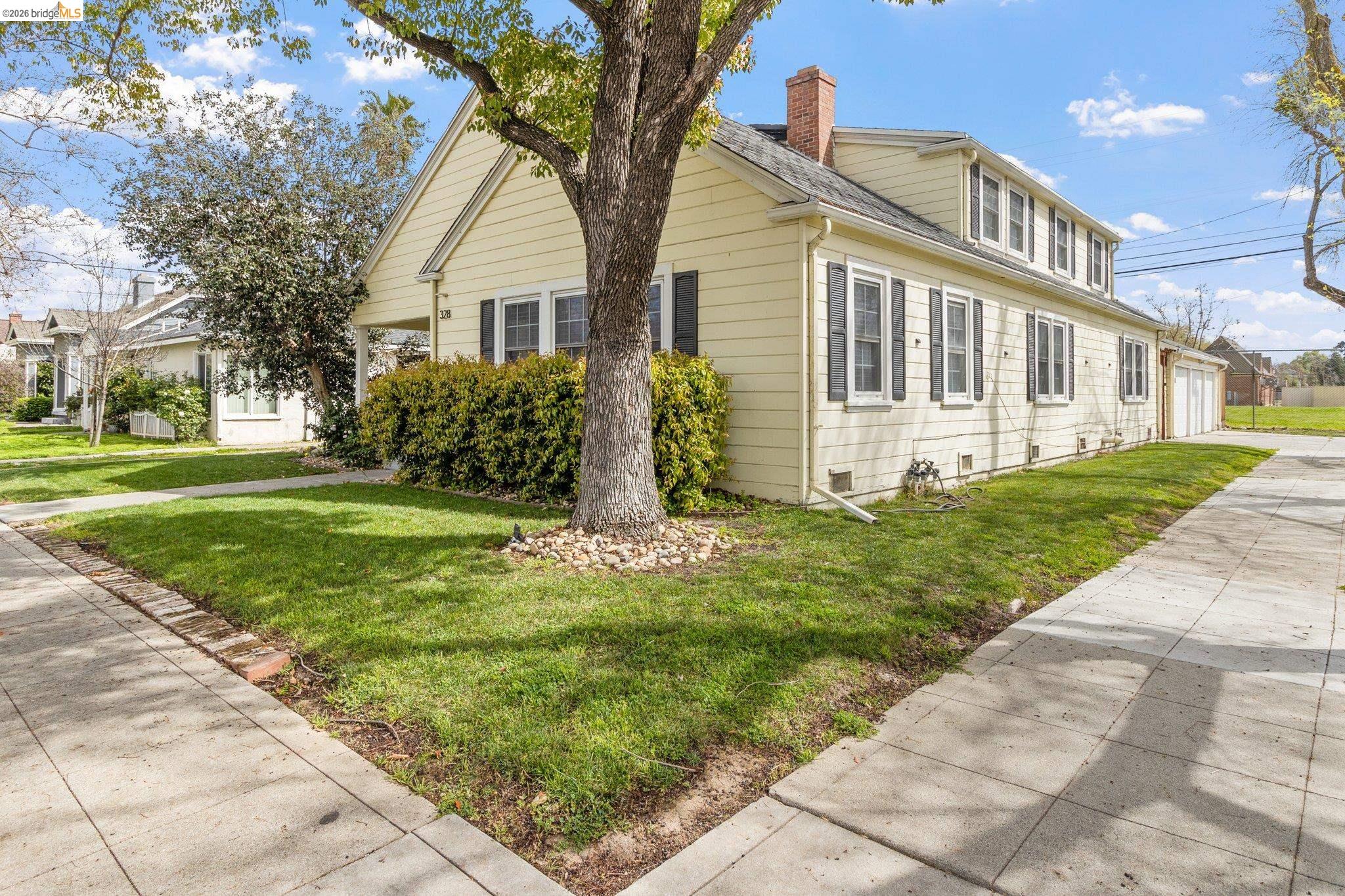 Detail Gallery Image 2 of 35 For 328 W Walnut St, Stockton,  CA 95204 - 5 Beds | 2/1 Baths