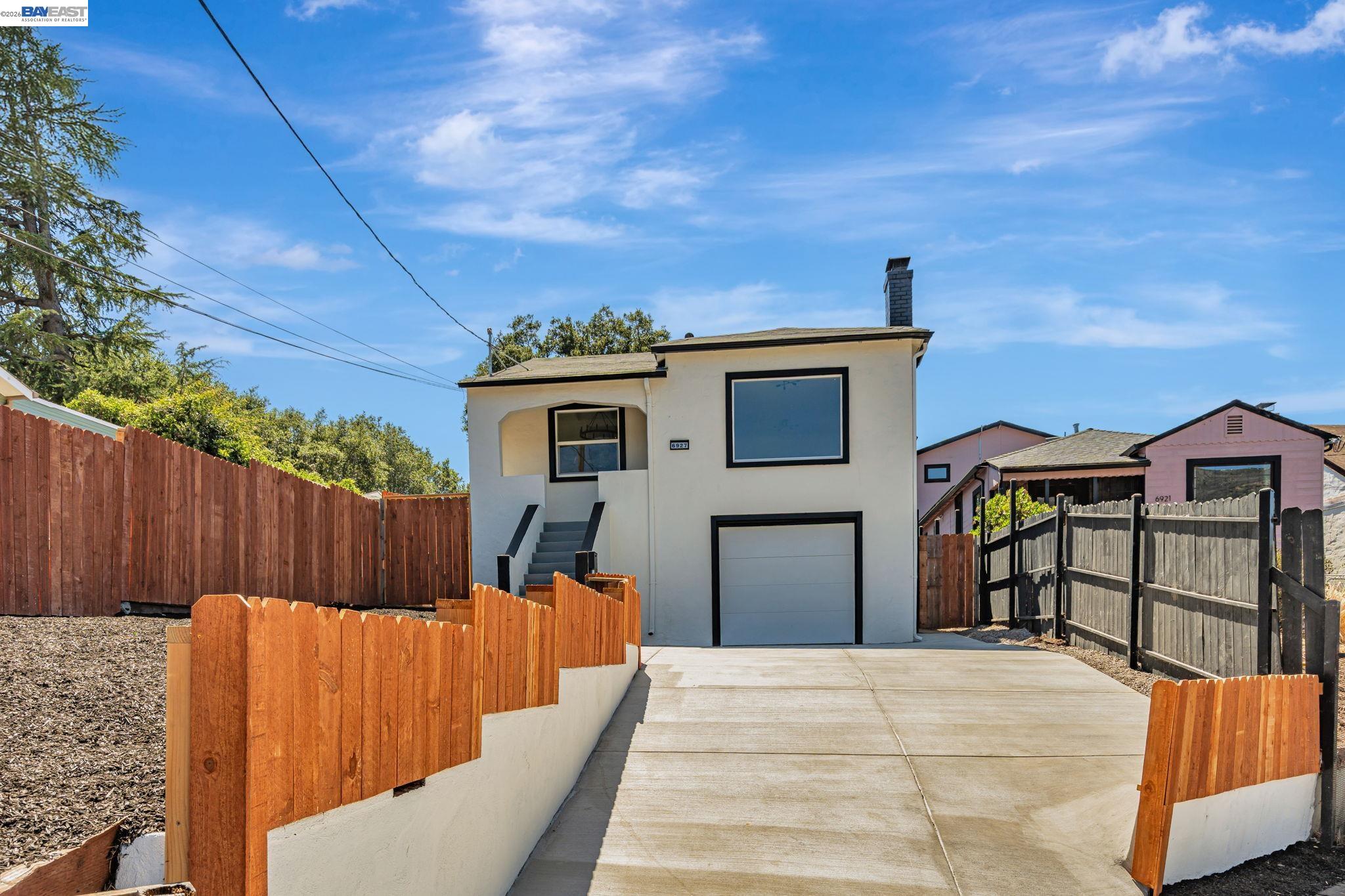 Detail Gallery Image 2 of 34 For 6927 Sunkist Dr, Oakland,  CA 94605 - 4 Beds | 2 Baths