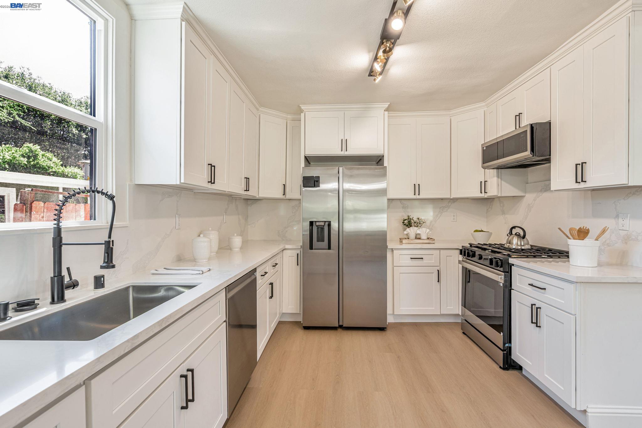 Detail Gallery Image 11 of 34 For 6927 Sunkist Dr, Oakland,  CA 94605 - 4 Beds | 2 Baths