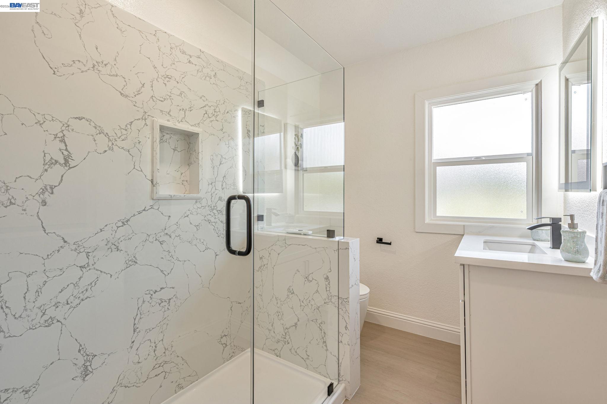 Detail Gallery Image 25 of 34 For 6927 Sunkist Dr, Oakland,  CA 94605 - 4 Beds | 2 Baths