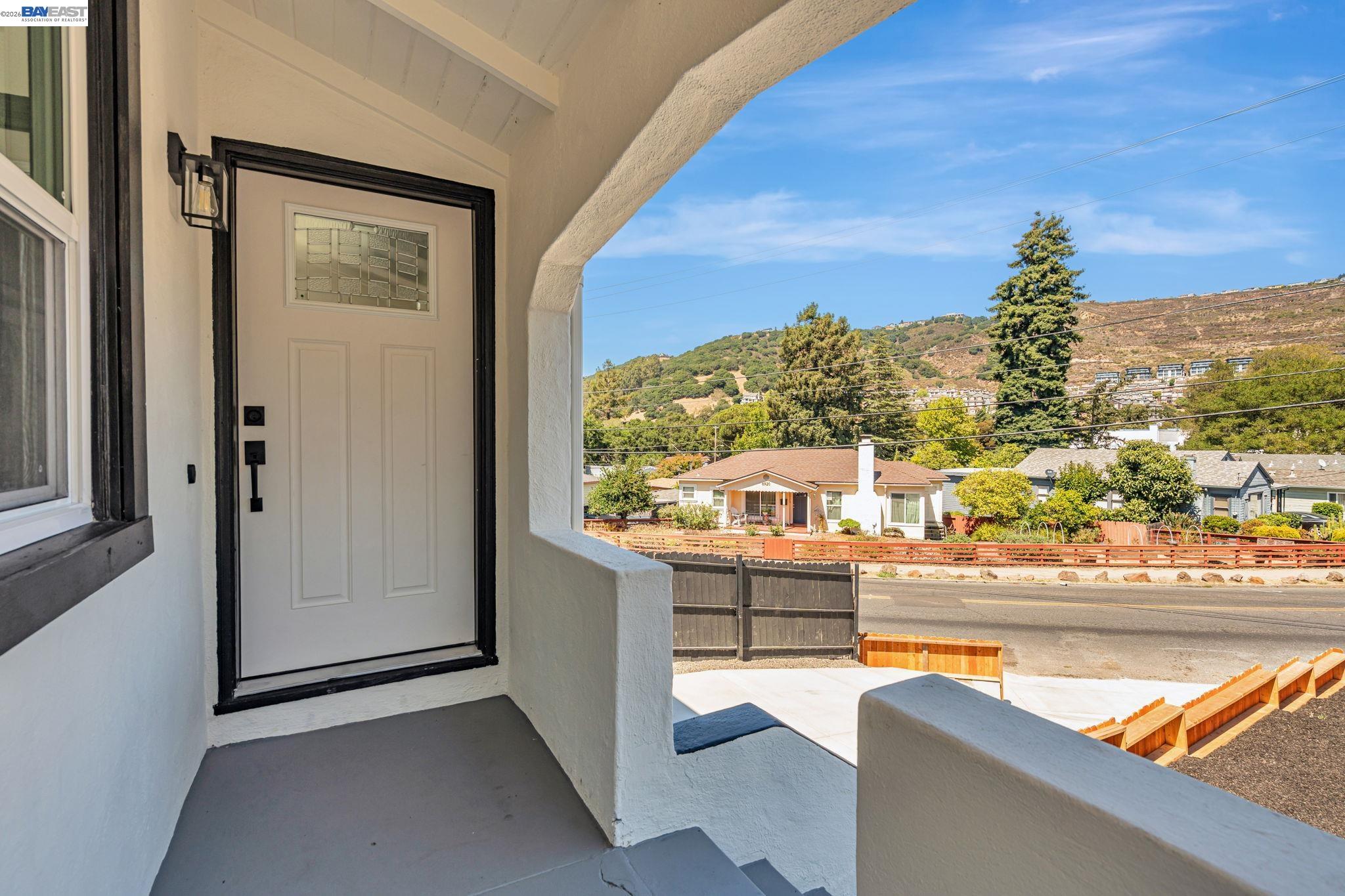 Detail Gallery Image 3 of 34 For 6927 Sunkist Dr, Oakland,  CA 94605 - 4 Beds | 2 Baths