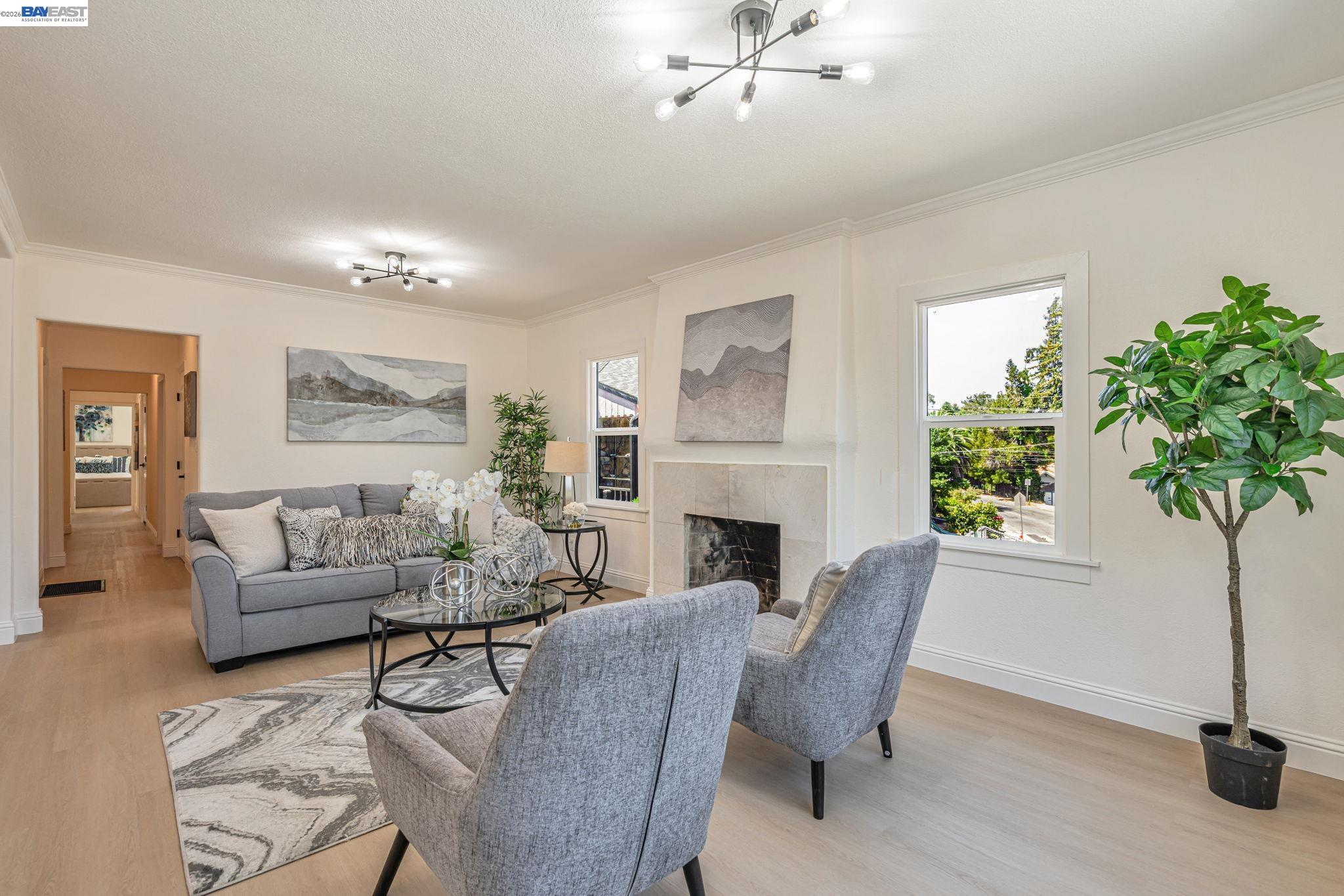 Detail Gallery Image 4 of 34 For 6927 Sunkist Dr, Oakland,  CA 94605 - 4 Beds | 2 Baths