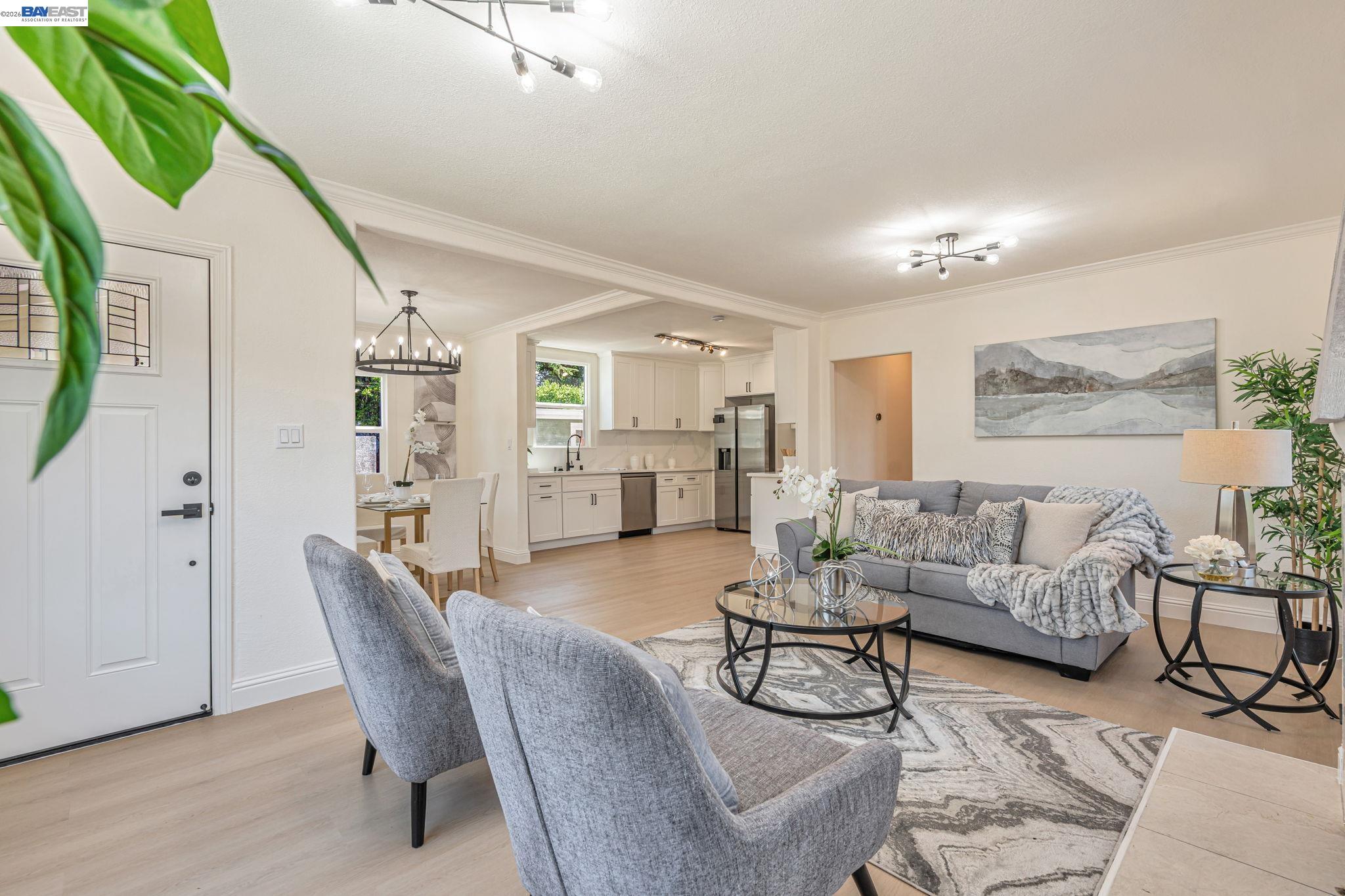 Detail Gallery Image 5 of 34 For 6927 Sunkist Dr, Oakland,  CA 94605 - 4 Beds | 2 Baths