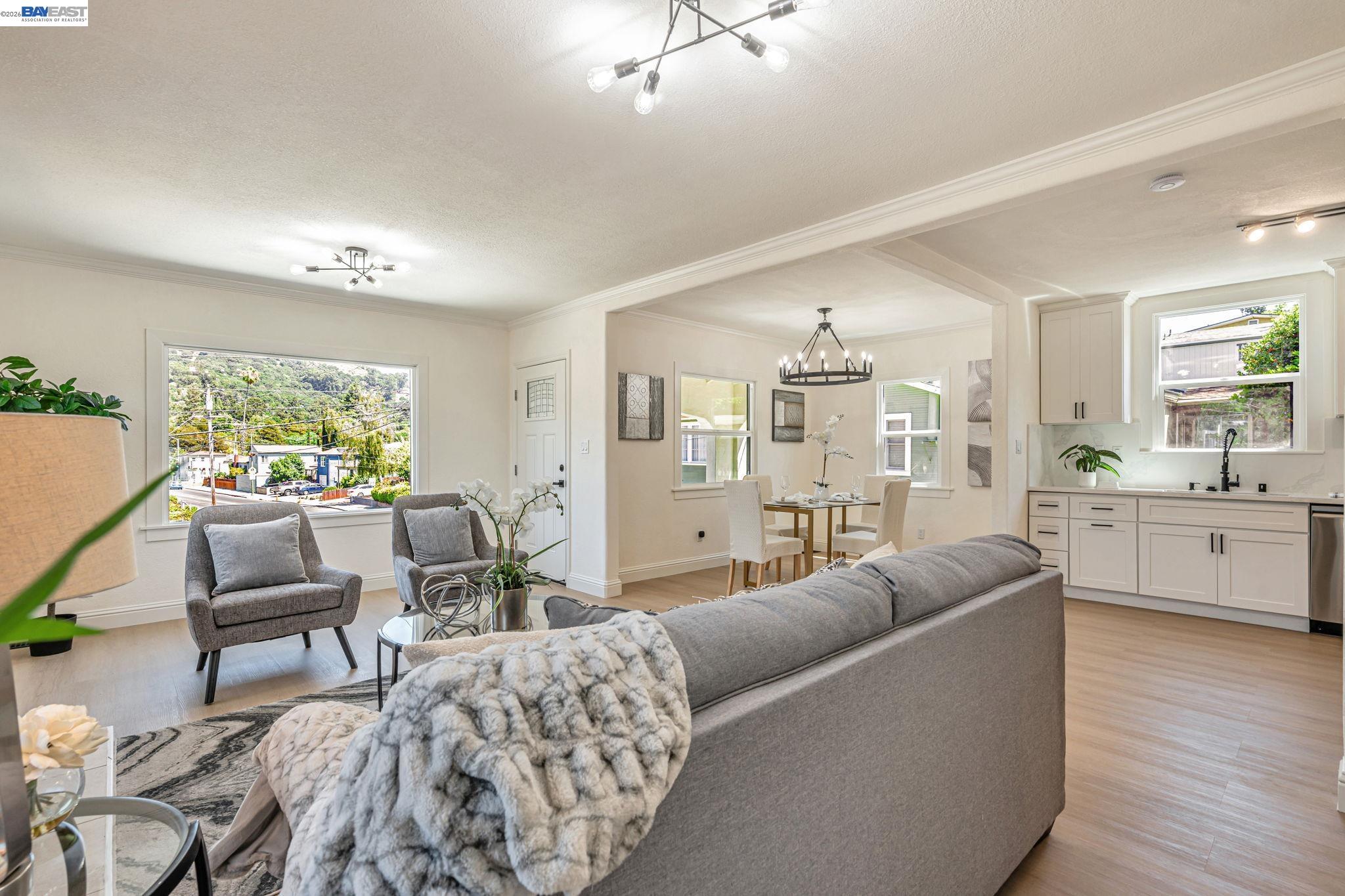 Detail Gallery Image 6 of 34 For 6927 Sunkist Dr, Oakland,  CA 94605 - 4 Beds | 2 Baths