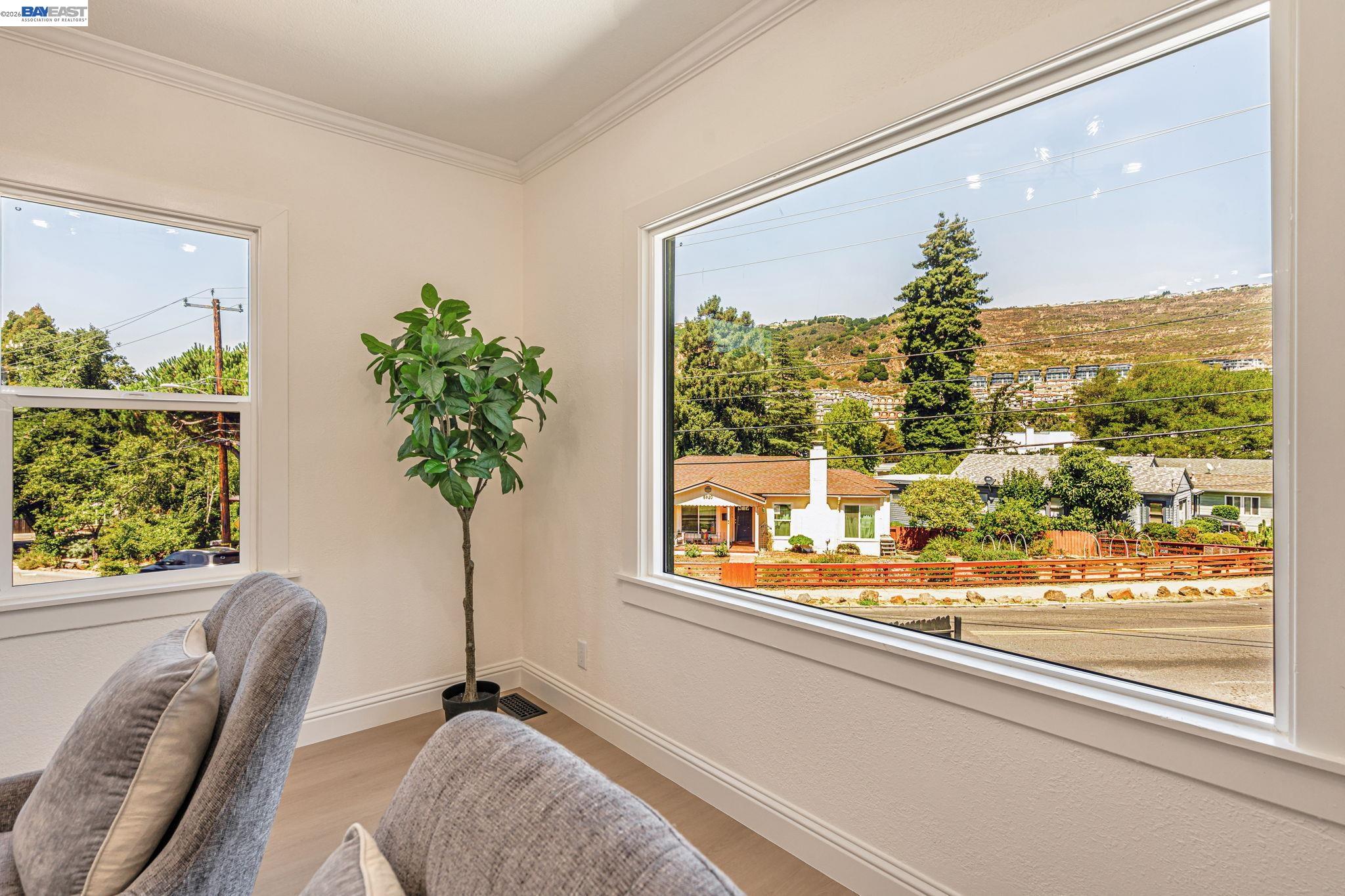 Detail Gallery Image 7 of 34 For 6927 Sunkist Dr, Oakland,  CA 94605 - 4 Beds | 2 Baths