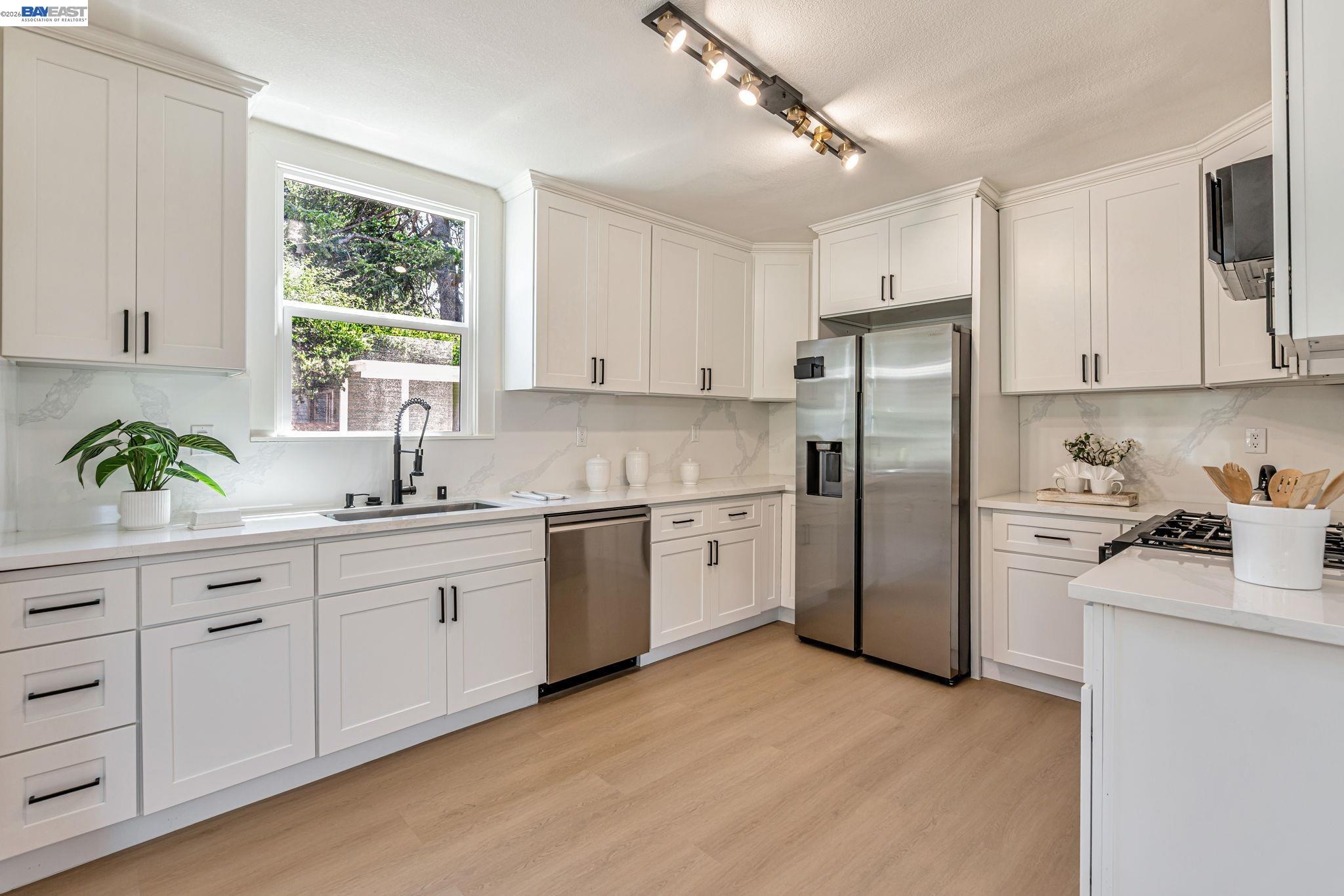 Detail Gallery Image 8 of 34 For 6927 Sunkist Dr, Oakland,  CA 94605 - 4 Beds | 2 Baths