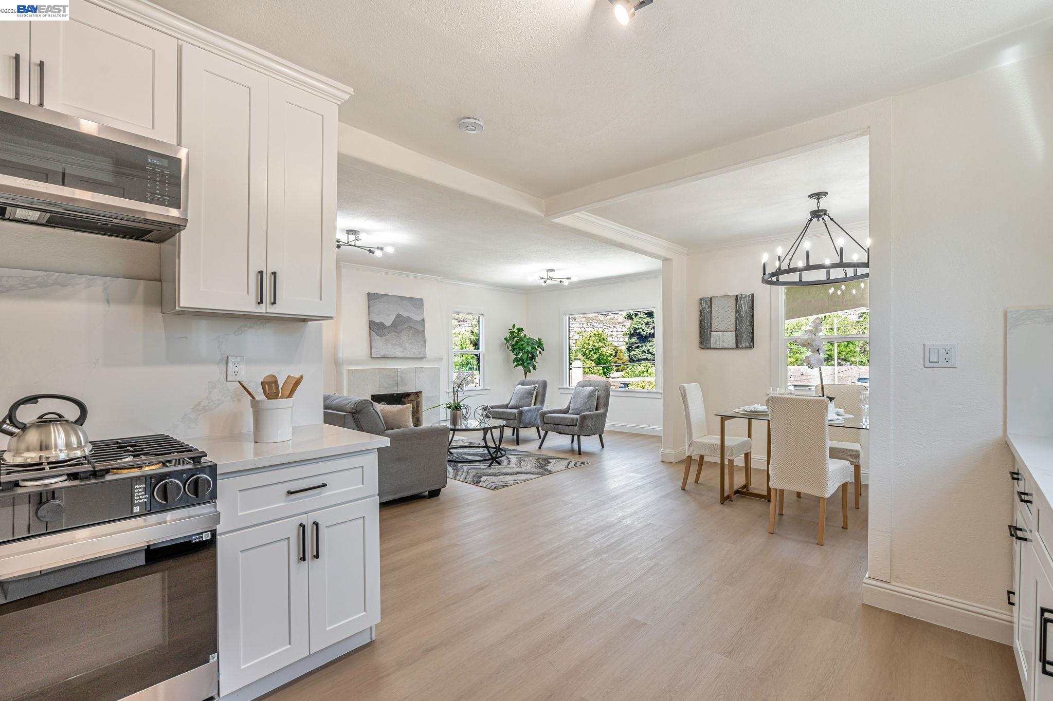 Detail Gallery Image 9 of 34 For 6927 Sunkist Dr, Oakland,  CA 94605 - 4 Beds | 2 Baths