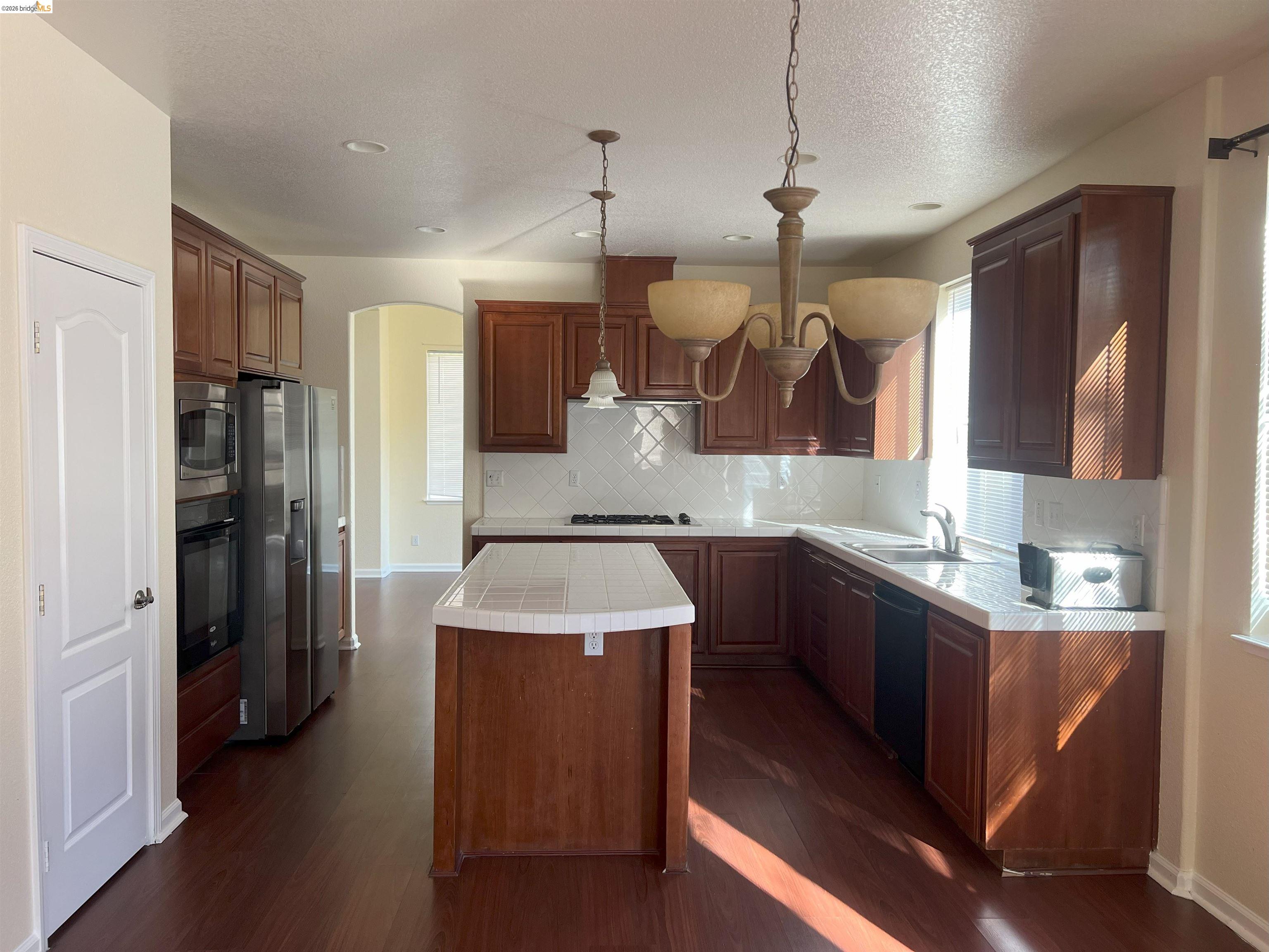 Detail Gallery Image 2 of 15 For 2469 Sparrow Ct, Antioch,  CA 94531 - 6 Beds | 4/1 Baths