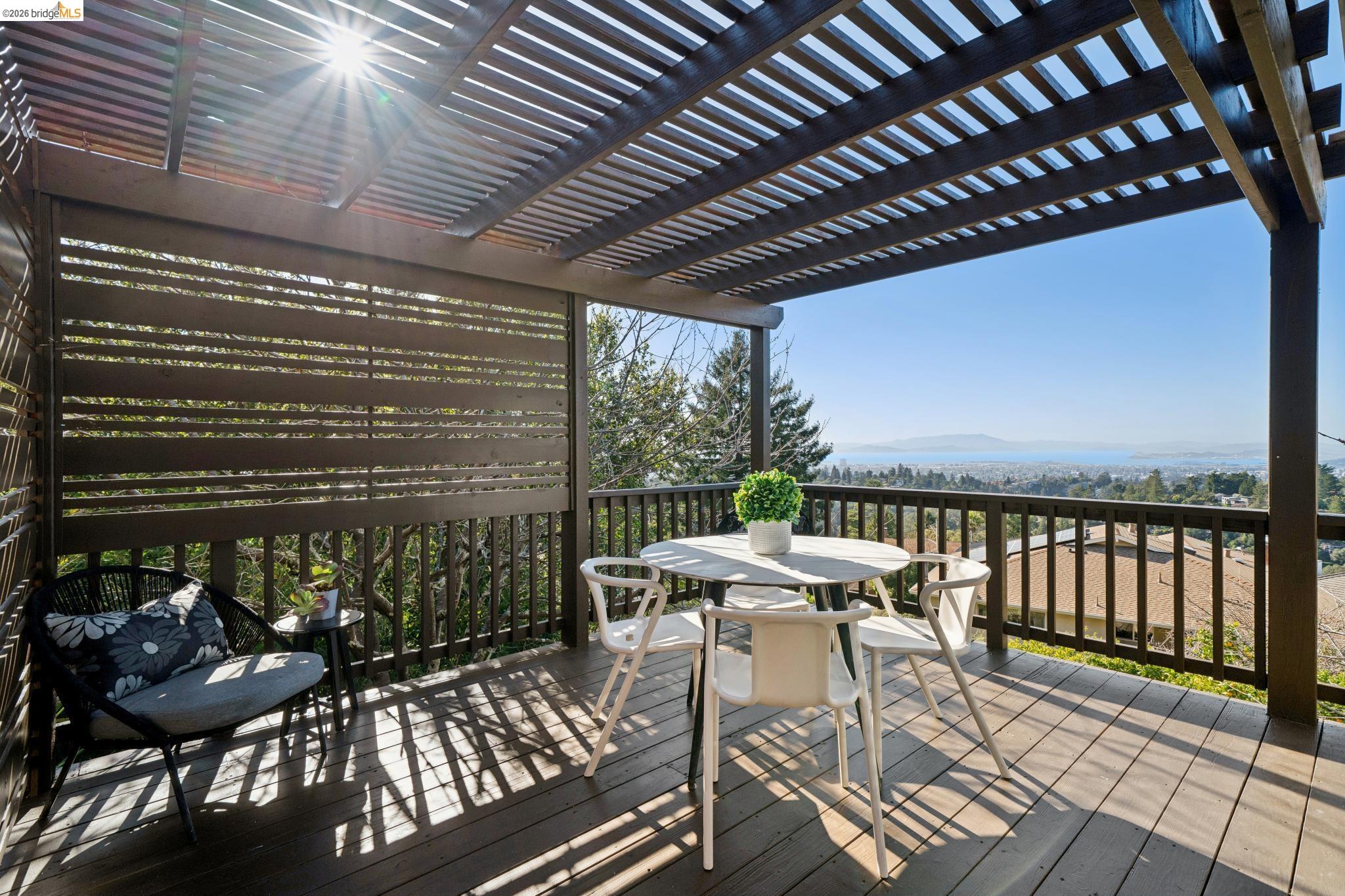 Detail Gallery Image 16 of 57 For 6411 Snake Road, Oakland,  CA 94611 - 3 Beds | 2 Baths