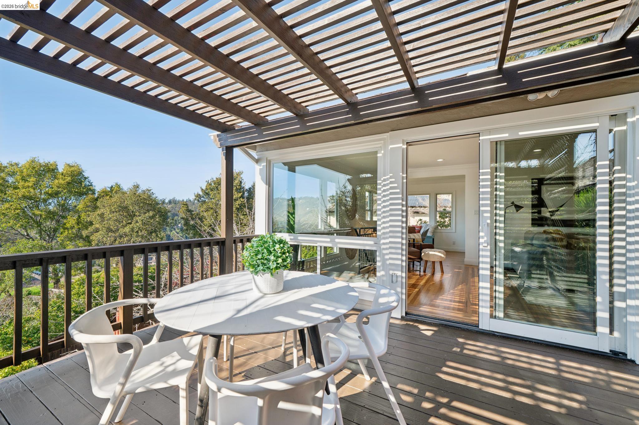 Detail Gallery Image 19 of 57 For 6411 Snake Road, Oakland,  CA 94611 - 3 Beds | 2 Baths