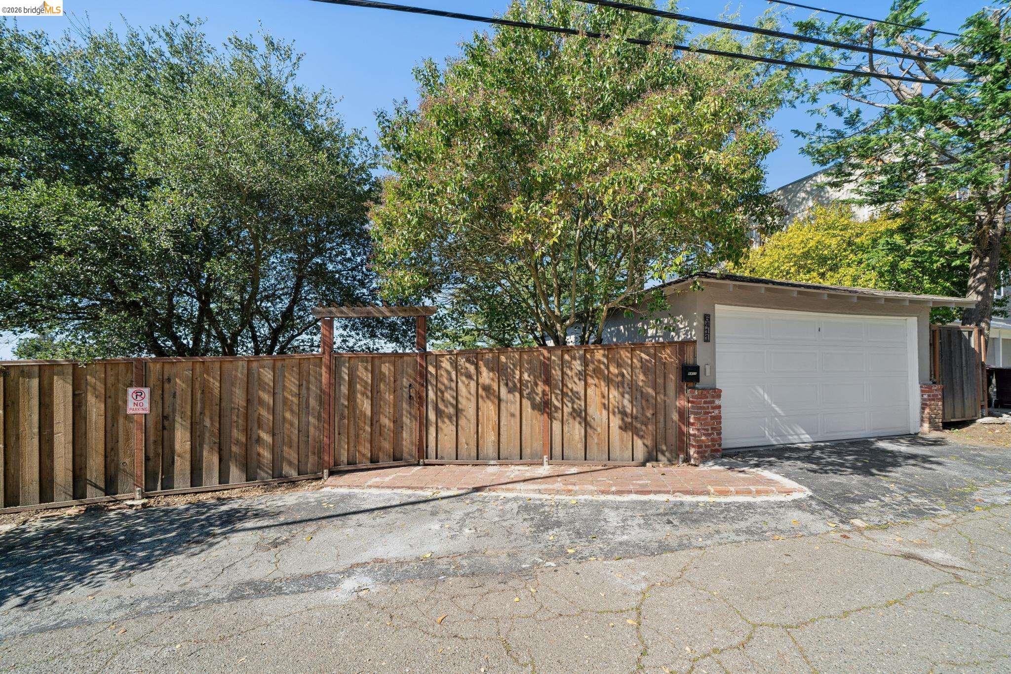 Detail Gallery Image 3 of 57 For 6411 Snake Road, Oakland,  CA 94611 - 3 Beds | 2 Baths