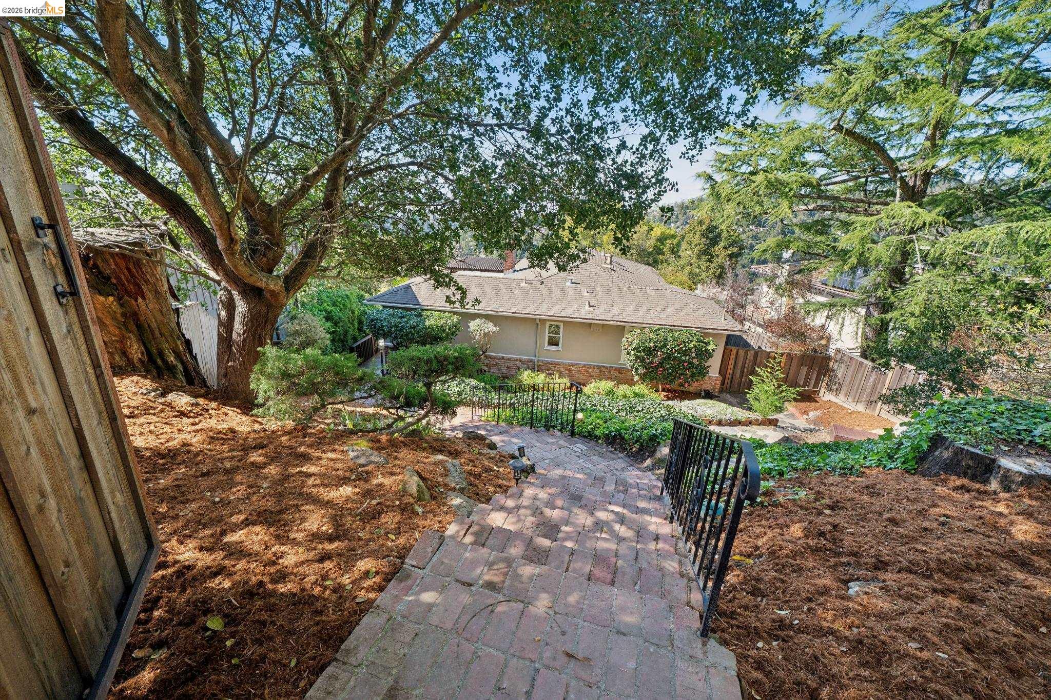 Detail Gallery Image 4 of 57 For 6411 Snake Road, Oakland,  CA 94611 - 3 Beds | 2 Baths